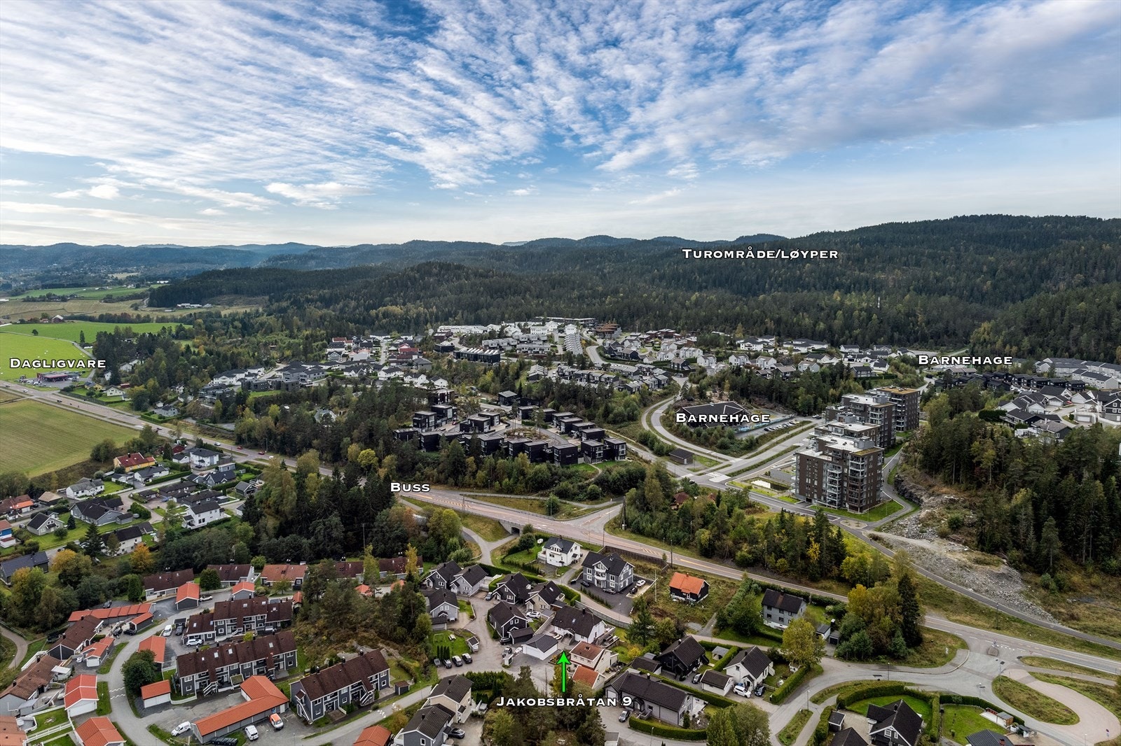 Eiendommen ligger i et barnevennlig og attraktivt boligområde på Smestad i Rælingen kommune. Galleribilde