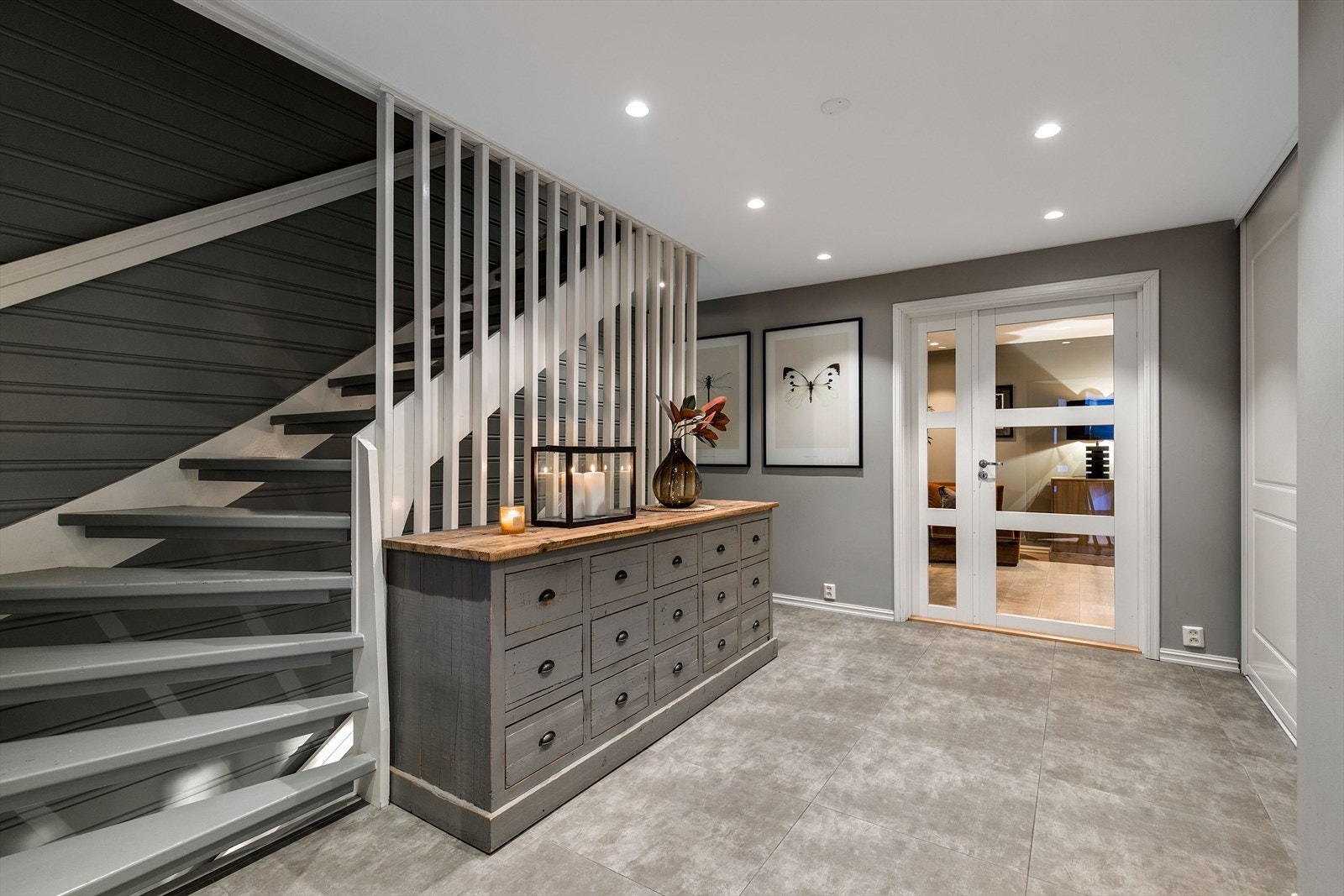 Velkommen inn i et flott familiehjem med god fleksibilitet. Vel inne gir hallen et godt førsteinntrykk, med downlights, varmekabler og store, lysegrå gulvfliser. Galleribilde