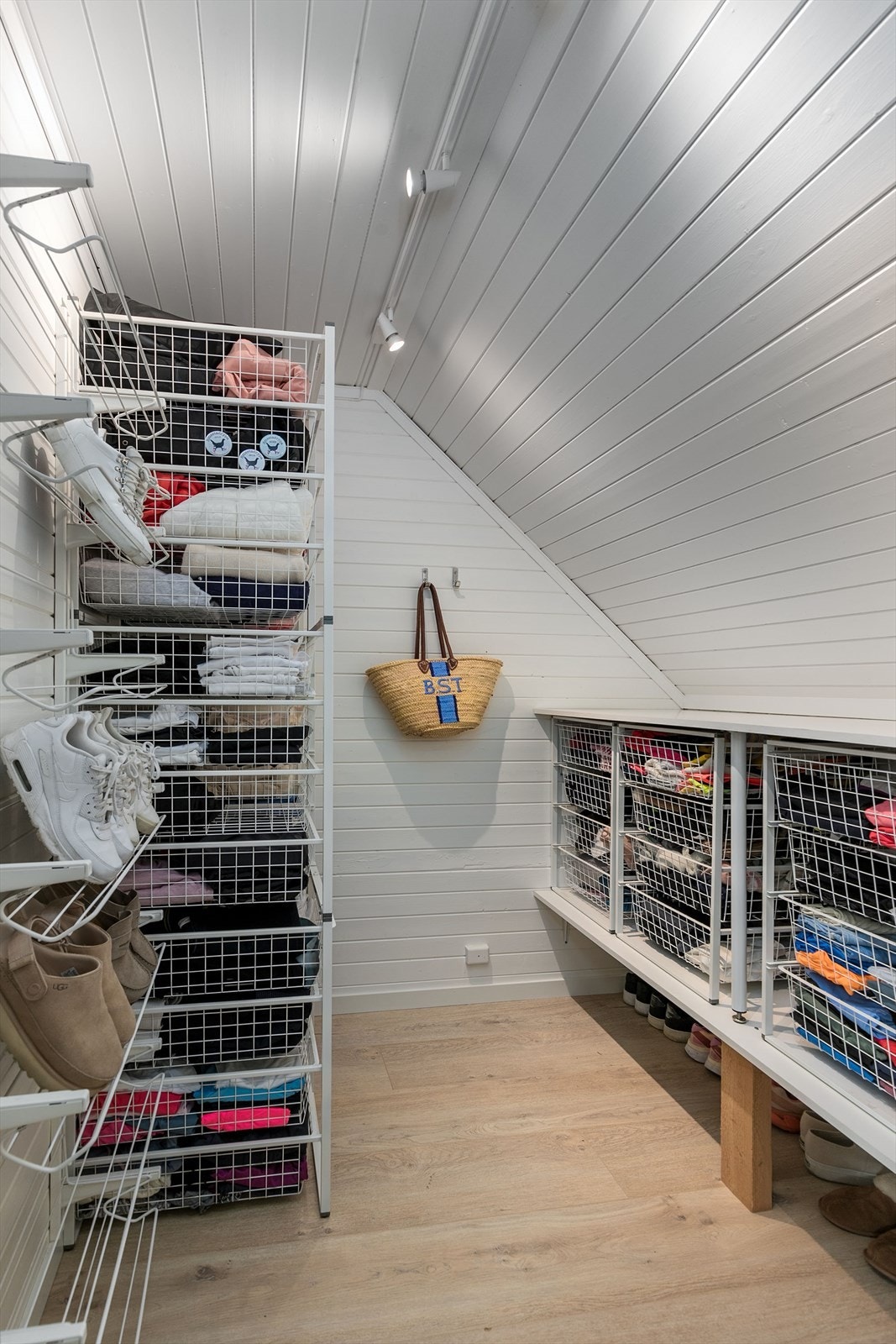 Tilliggende badet finner man et hendig walk-in closet med hyller, skuffer og klesoppheng. Galleribilde