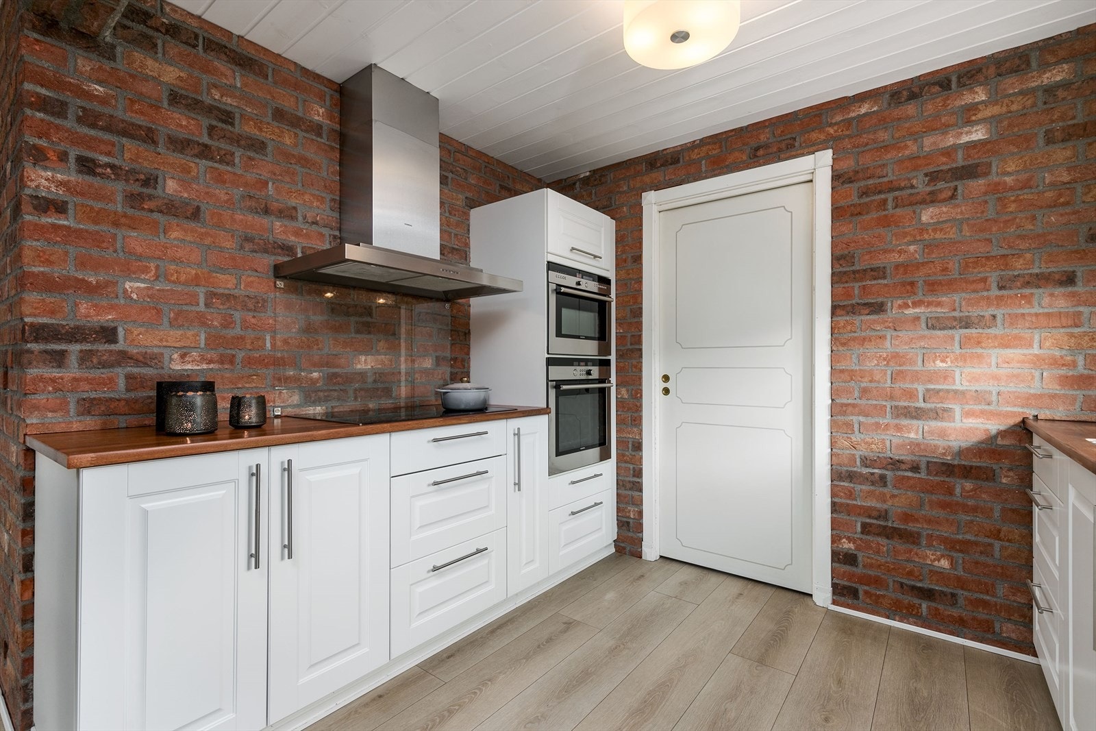 Belysning er montert over den ene benken, og over kokesonen har kjøkkenet en glassplate og en ventilator med avtrekk ut. På kjøkkenet står det en side by side kjøl/frys, og integrert i innredningen finner man platetopp, stekeovn, kombiovn og oppvaskmaskin Galleribilde