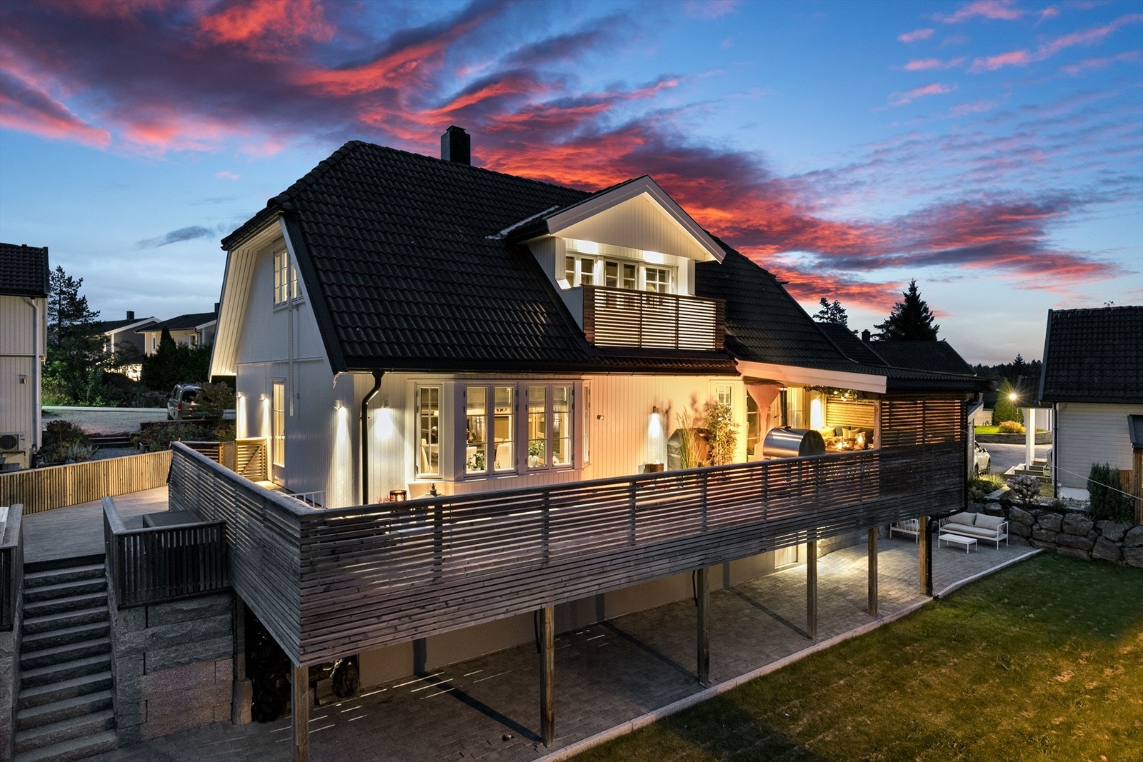 En inngjerdet hage innbyr til lek for de minste, og flotte uteplasser inkluderer en herlig terrasse på over 200 kvm. Galleribilde