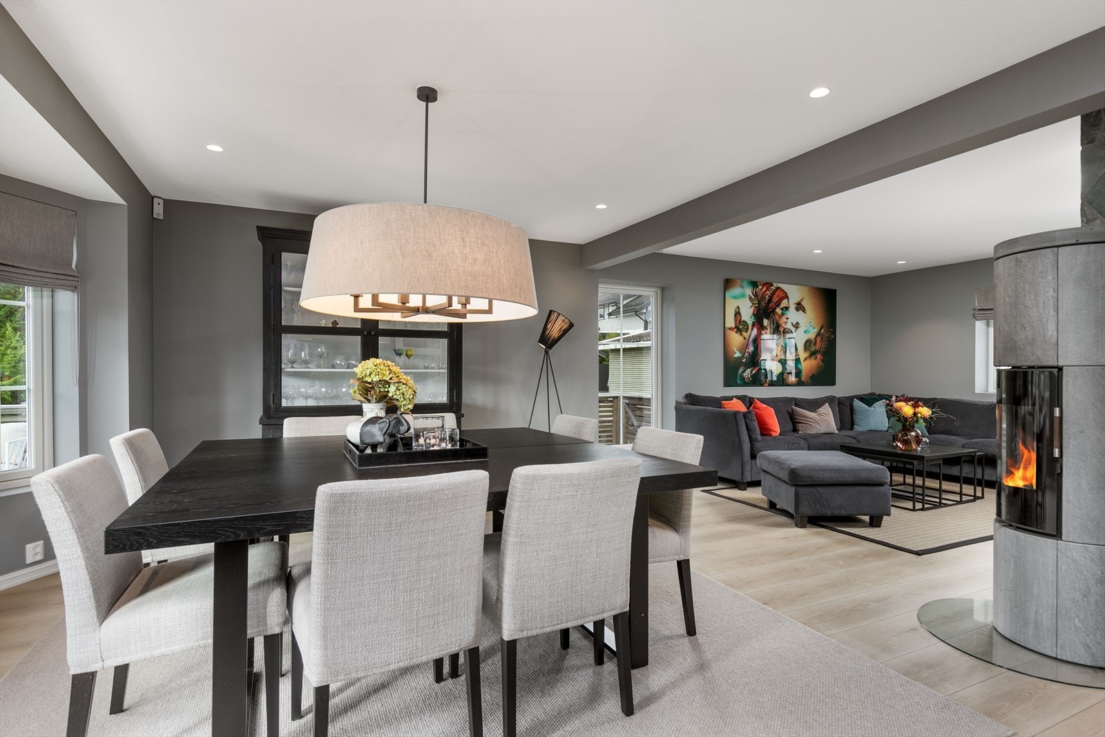 Gulvet har 1-stavs laminat, i fin kombinasjon med veggflater malt i en delikat gråtone. Galleribilde