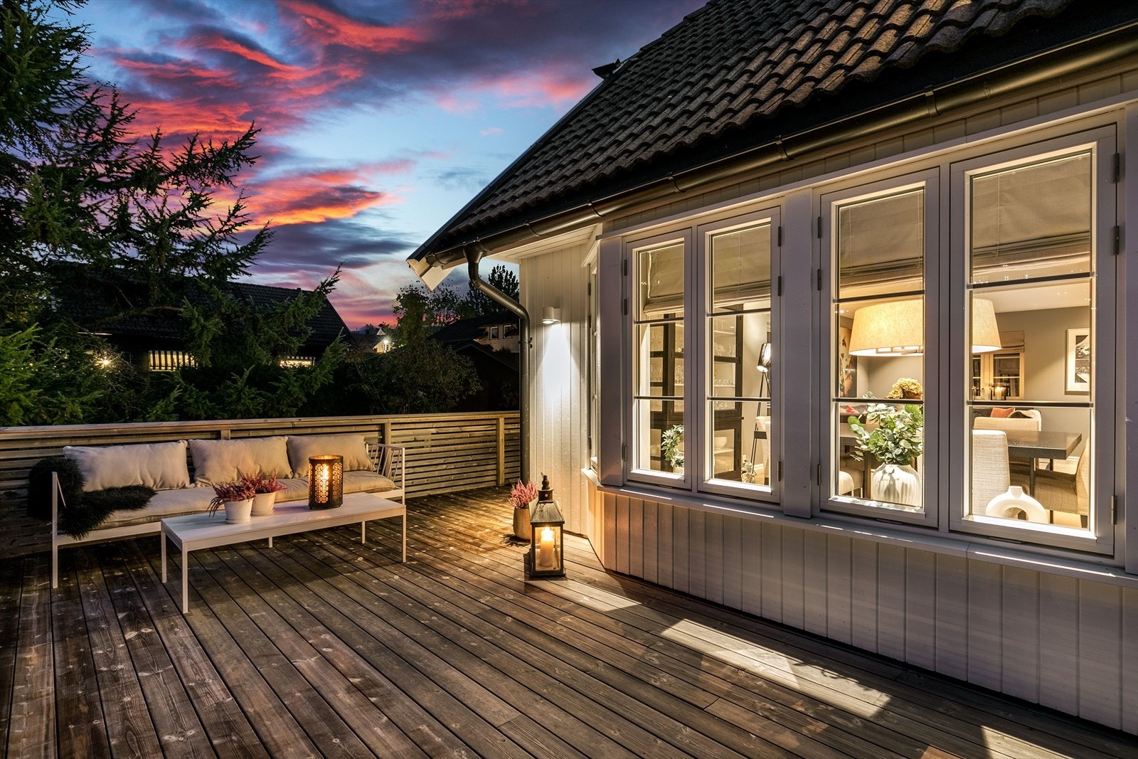 God belysning er montert, og terrassen har utestikk, levegger og trapper av naturstein ned til hagen. Galleribilde