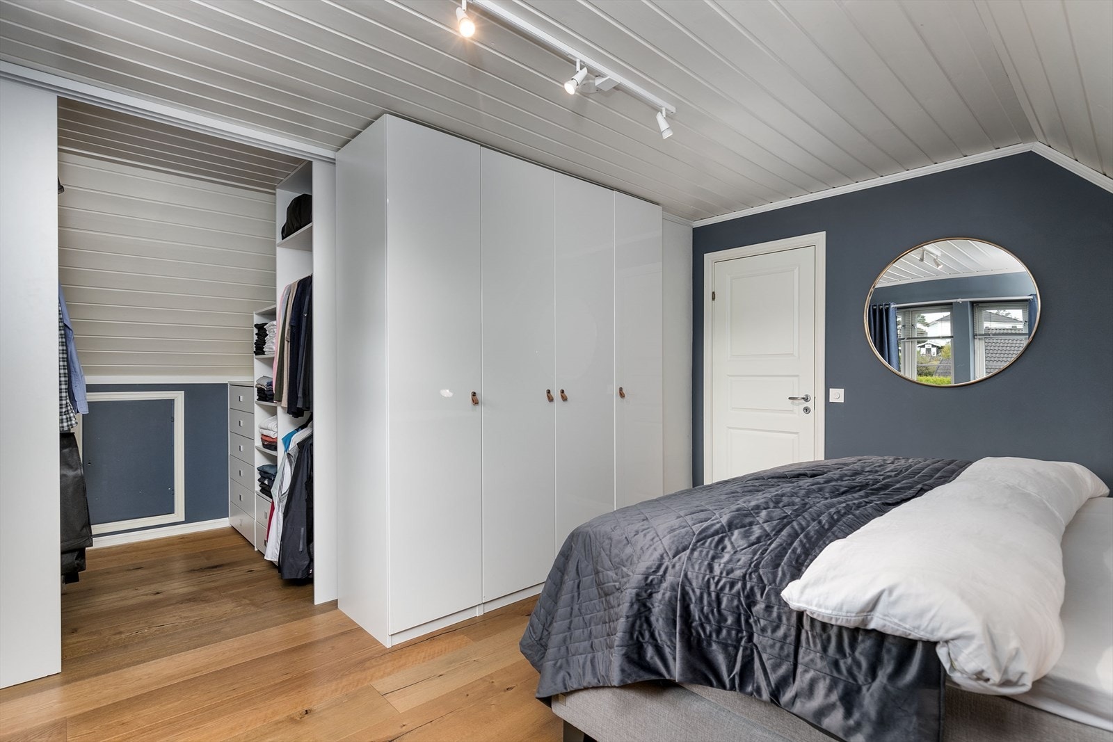 Det er plass til dobbeltseng, og rommet har både et stort garderobeskap og et eget walk-in closet. Galleribilde