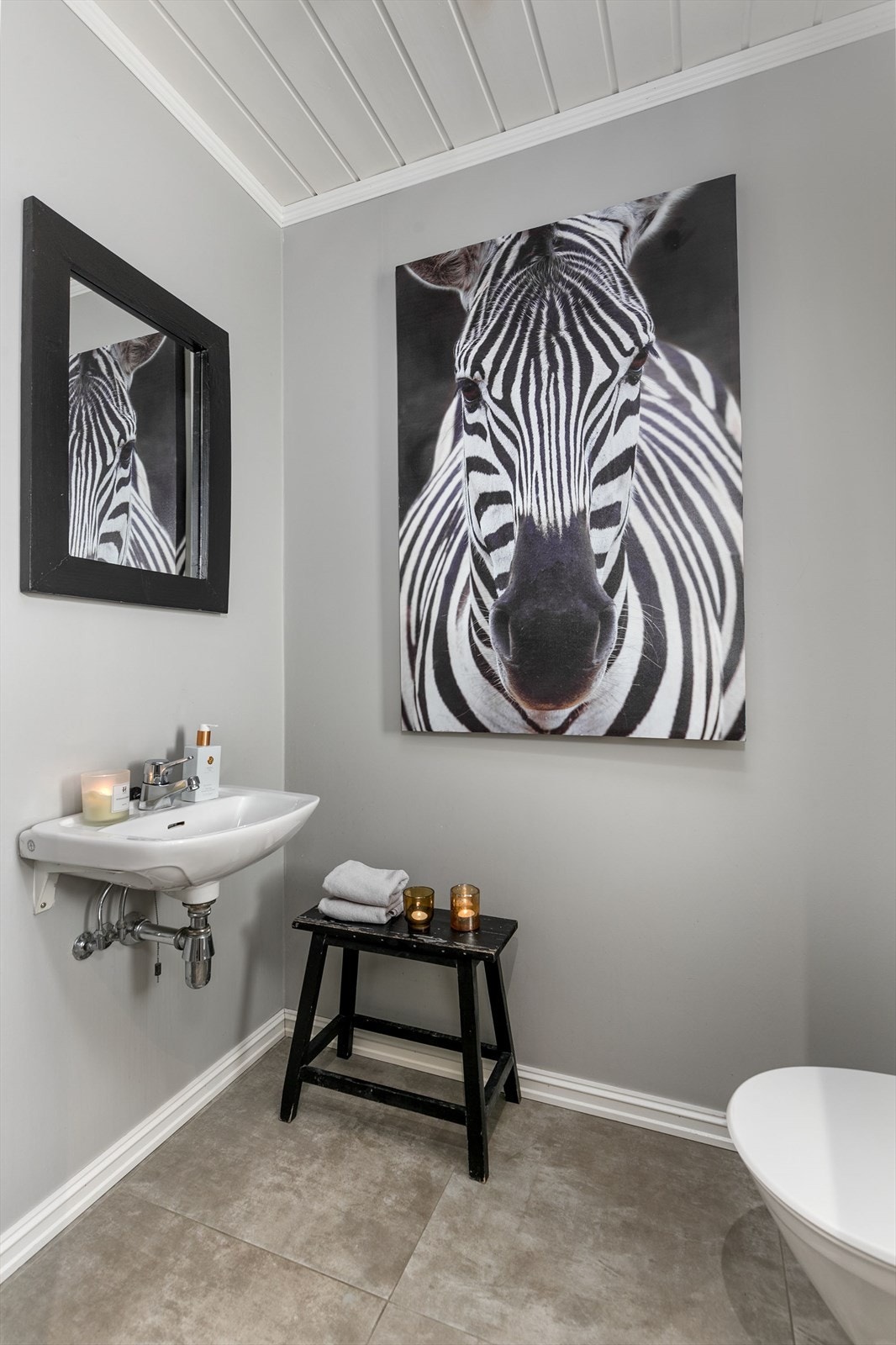 Utenom toalettet har wc-rommet enkel servant med speil og flislagt gulv med varme. Galleribilde