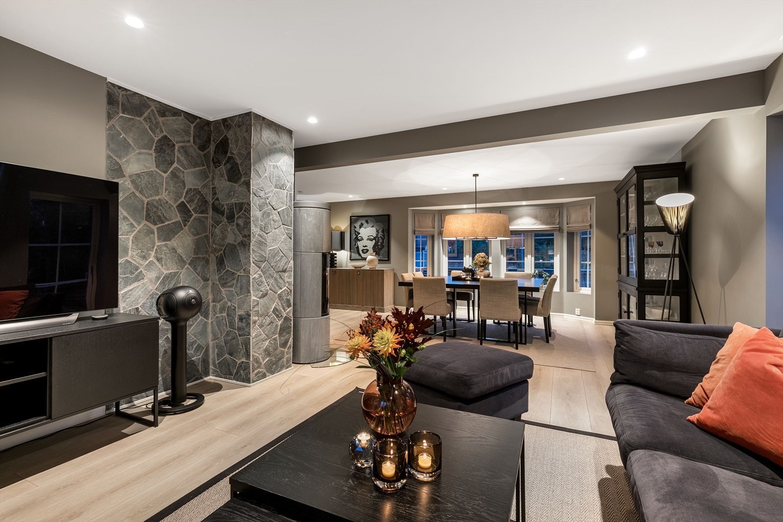 Vinduene inkluderer et karnapp og en glassdør til terrassen, og om sommeren får man et stort ekstra areal i forlengelse av stuen. Galleribilde