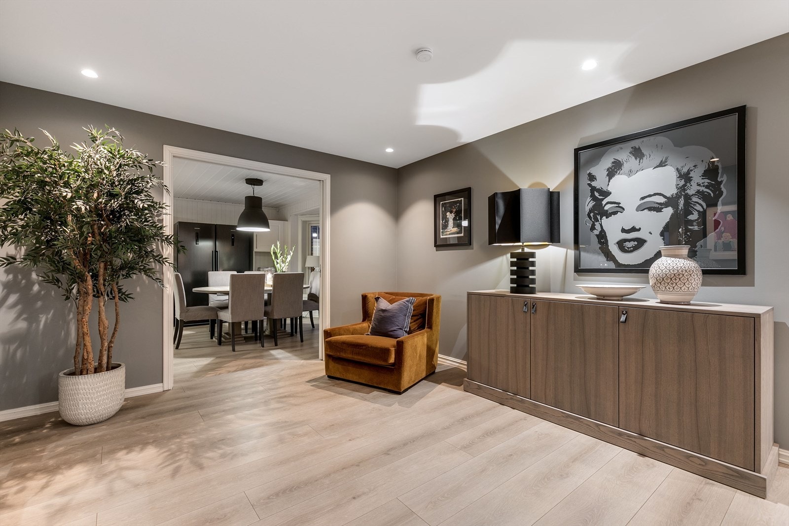 Et flott kjøkken ligger innenfor stuen, og med dobbel skyvedør er det god kontakt mellom sonene. Galleribilde