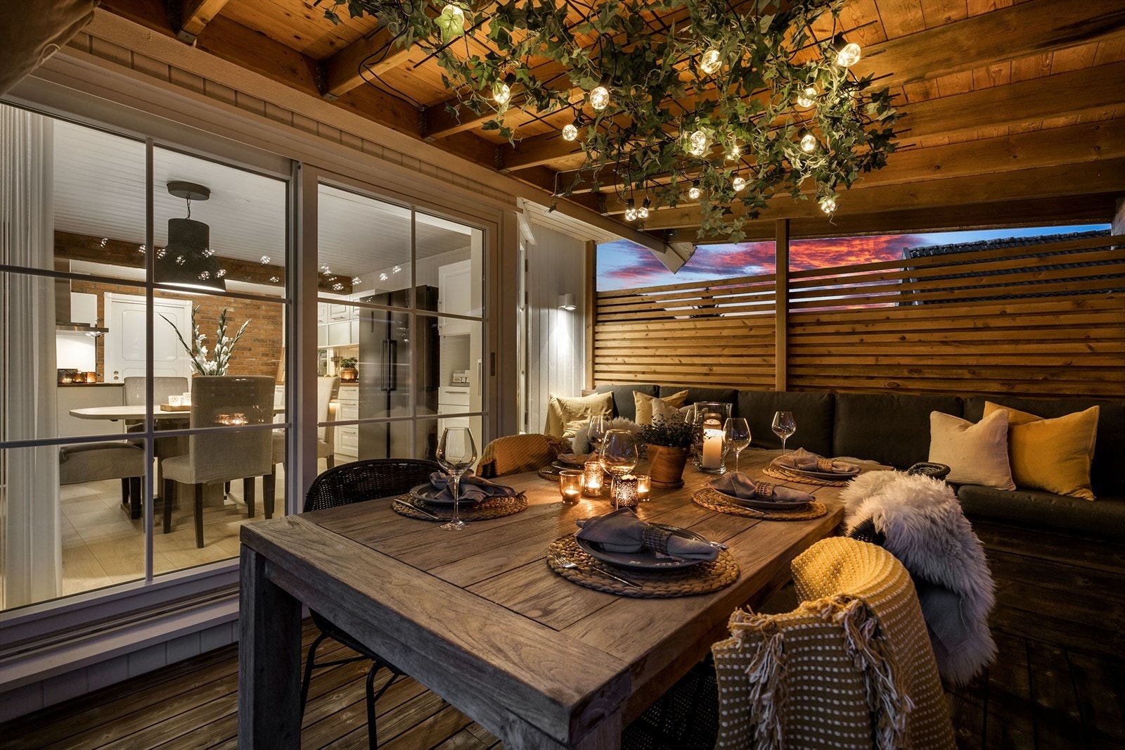 Under pergolaen er det plass til langbord, og størrelsen gir for øvrig flere soner til ulikt bruk - der man enkelt flytter seg etter solen gjennom dagen. Galleribilde