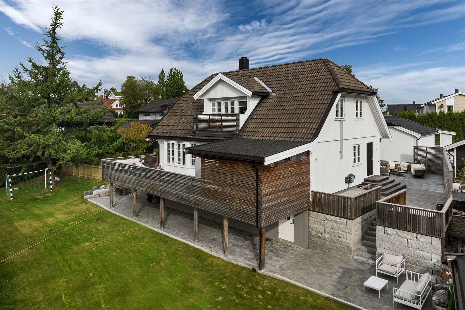 Terrassen ble oppført i 2019, og samme år fikk boligen nye vinduer. Galleribilde