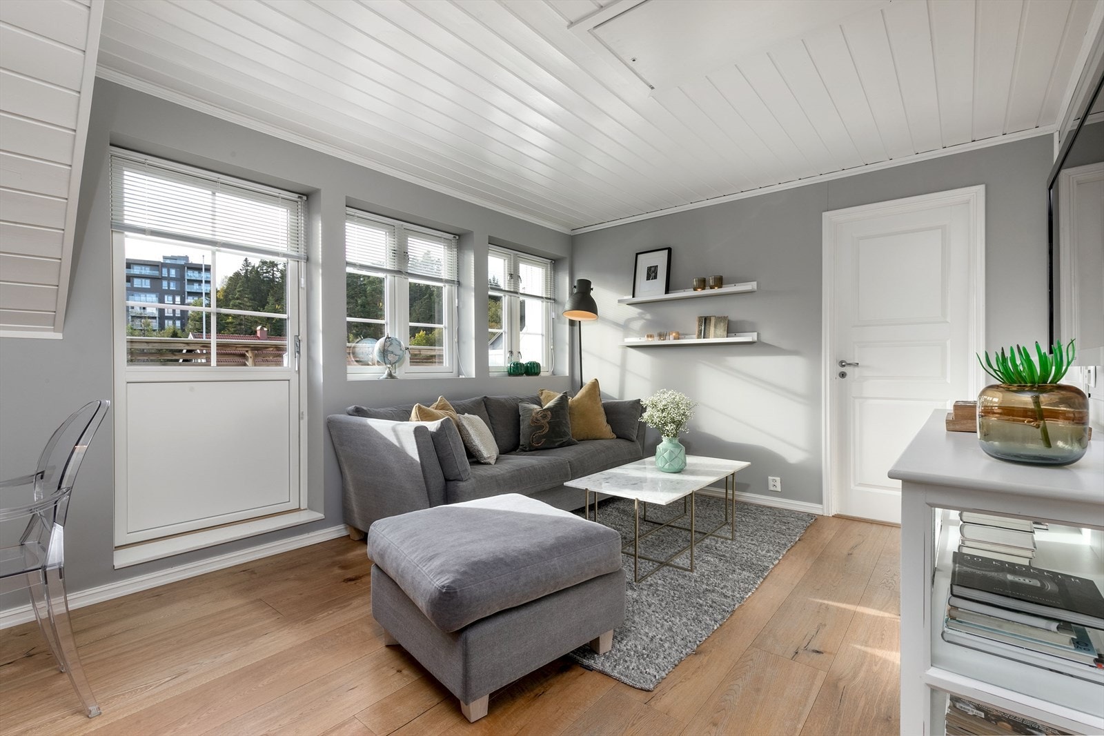 Stuen forlenges av en koselig balkong for rolige stunder med kaffekoppen i hånda. Galleribilde