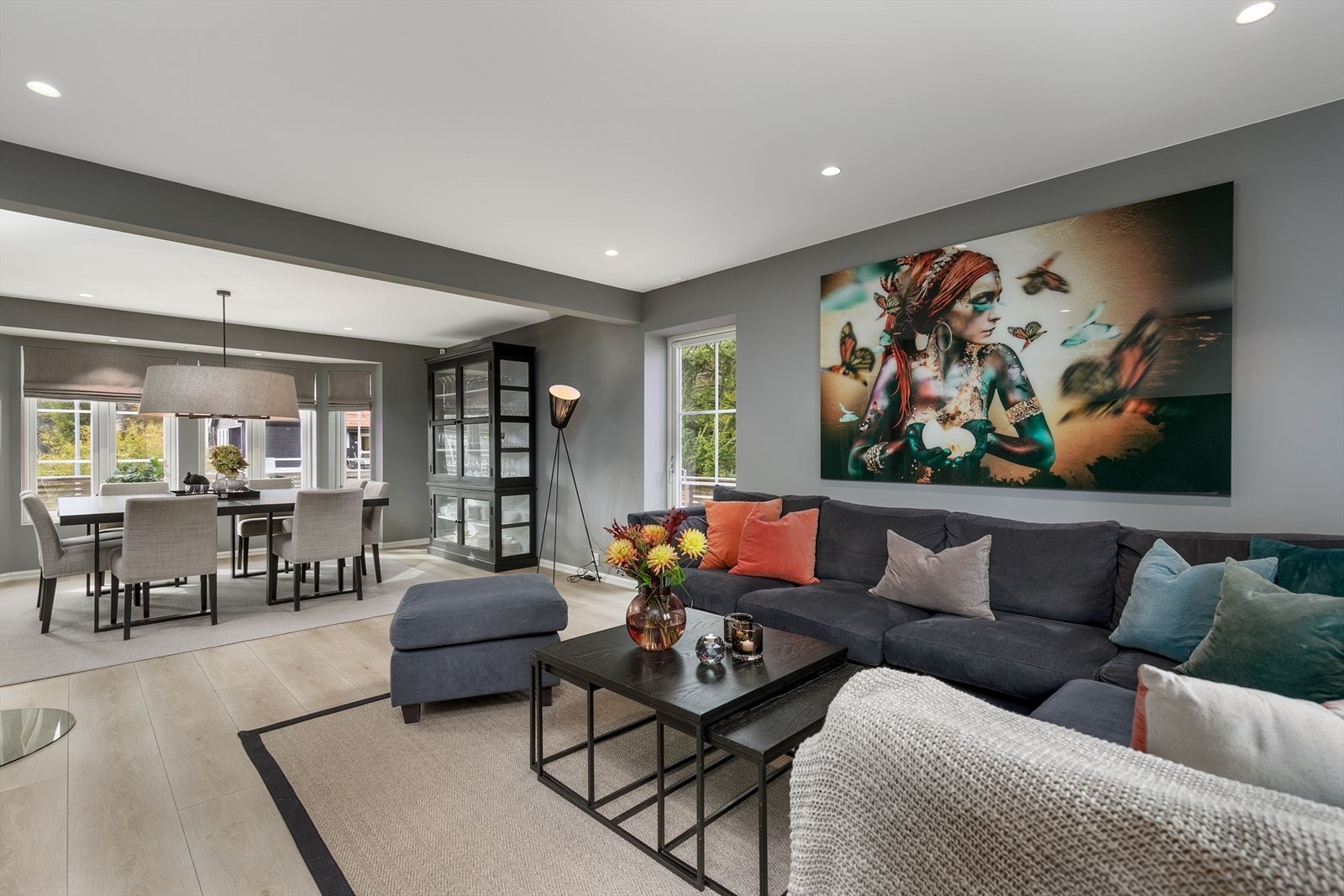 Dagslyset suppleres ypperlig av downlights i taket. Galleribilde