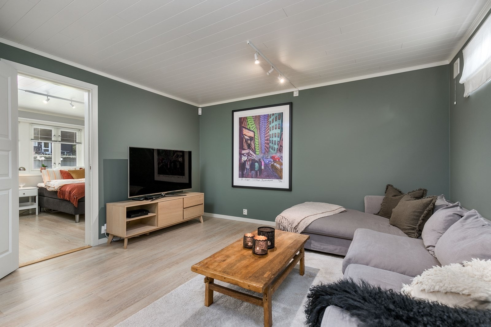 I underetasjen er det en fin kjellerstue, perfekt for koselige filmkvelder, eller som oppholdsrom for familiens yngste. Galleribilde