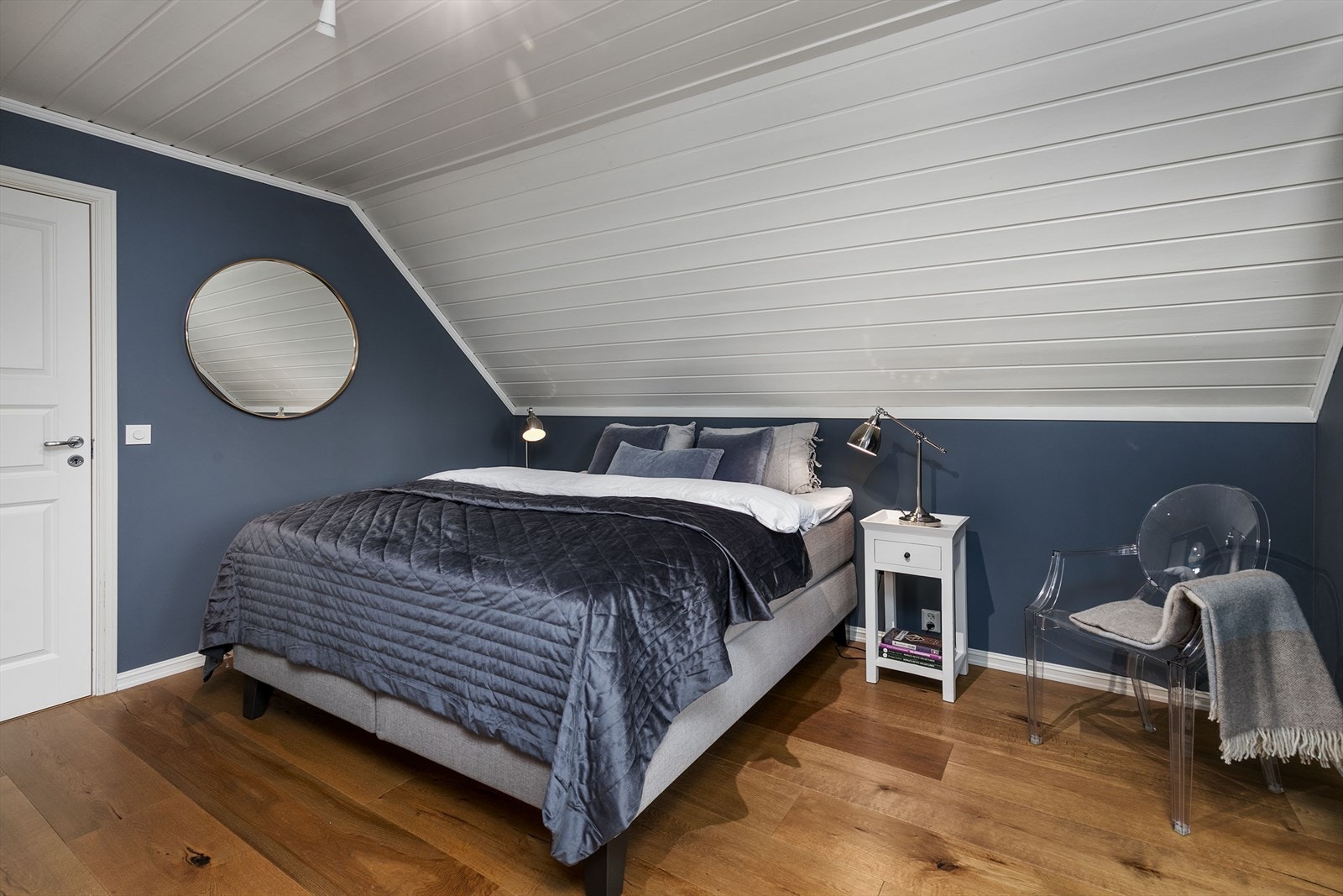 Hovedsoverommet er malt i en mørk blåfarge, noe som bidrar til en lun og avslappende atmosfære. Galleribilde