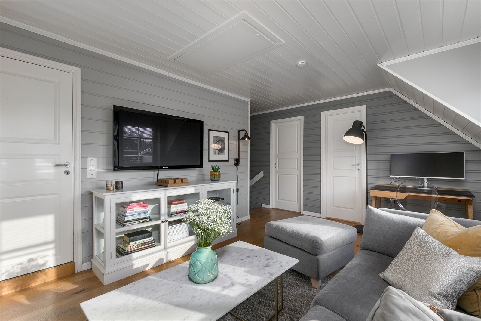 Mellom soverommene i 2. etasje finner man en kjærkommen stue for familien, et ekstra oppholdsrom til lek, vennebesøk og avslapning. Galleribilde