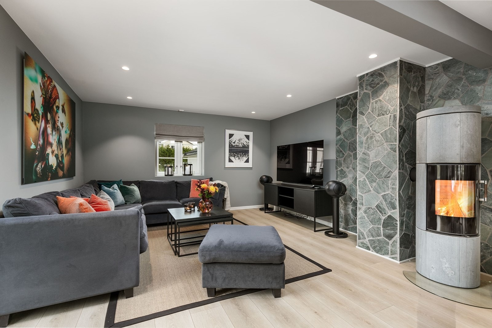 Med både gulvvarme og klebersteinsovn får man det lunt og godt i stuen. Galleribilde