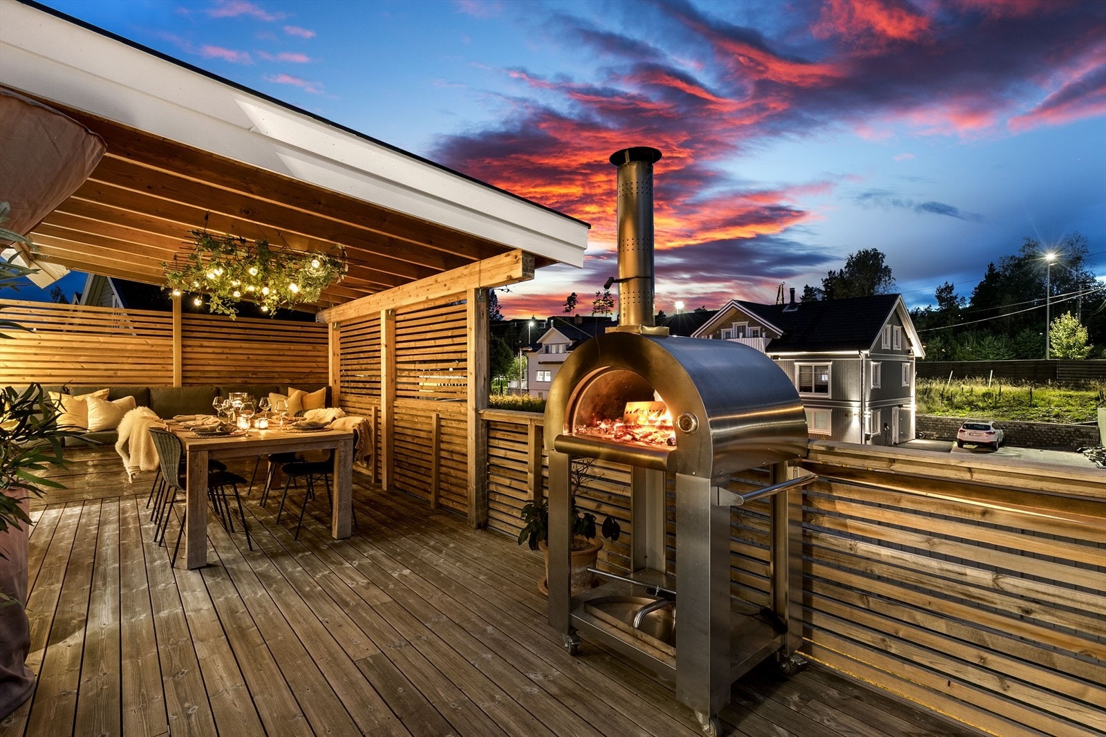 Det er adkomst til terrassen fra både stuen og kjøkkenet, og i forlengelse av sistnevnte har terrassen en flott pergola med spilevegger og plassbygd sittebenk. Galleribilde