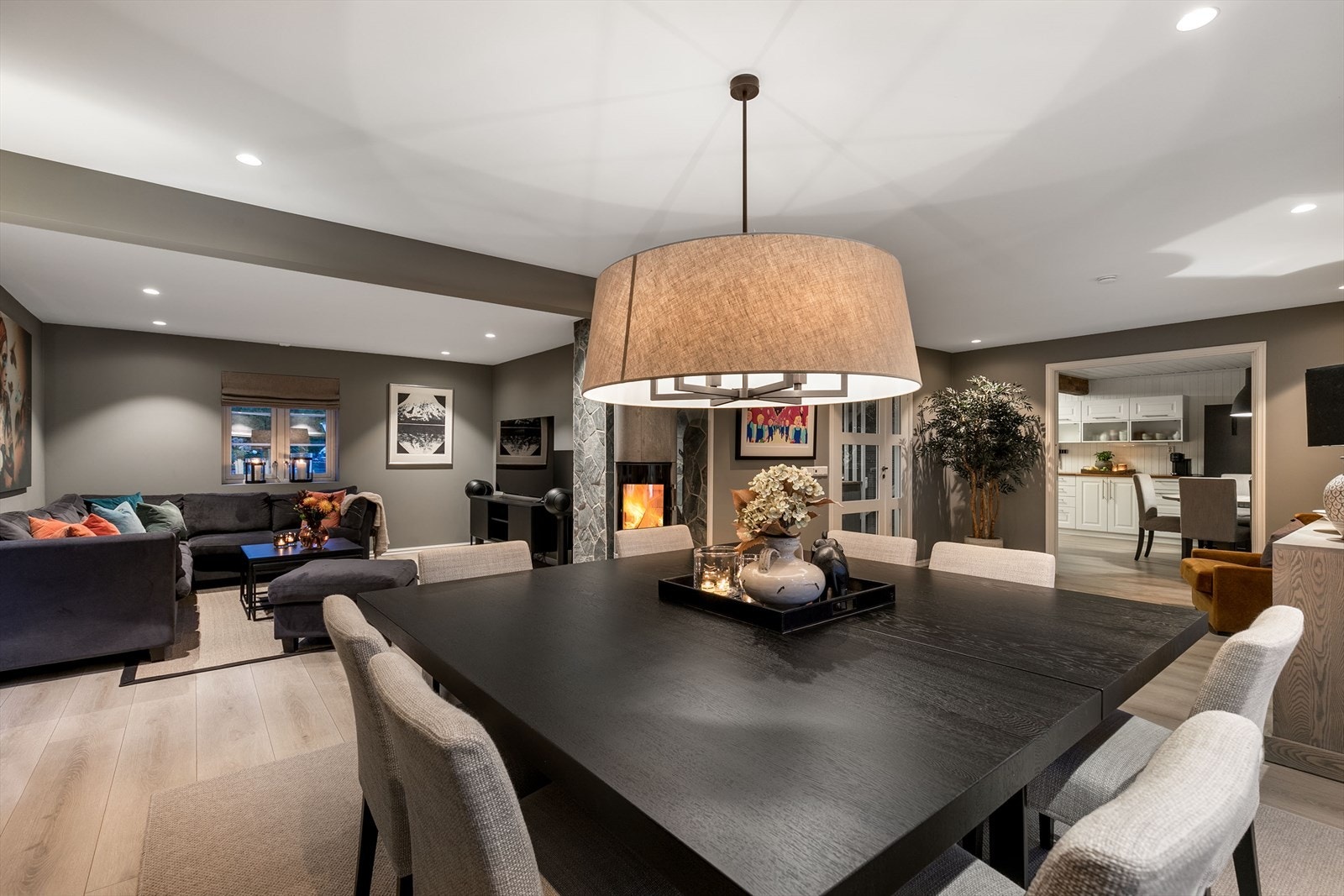 Utformingen gjør stuen enkel å møblere med flere sittegrupper, og her kan familien samles for hyggelige måltider rundt et langbord. Galleribilde