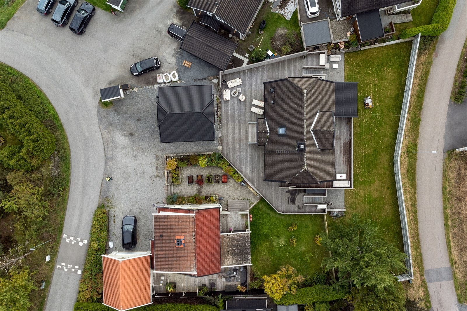 En gangvei går langs eiendommen, og til barnas store glede er det flere lekeplasser i nabolaget. Galleribilde