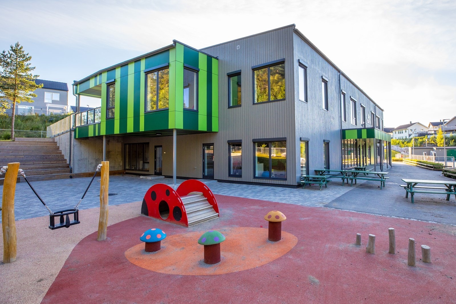 Området har nærhet til skoler, barnehager og offentlig kommunikasjon, samt et rikt utvalg av fasiliteter og servicetilbud. Galleribilde