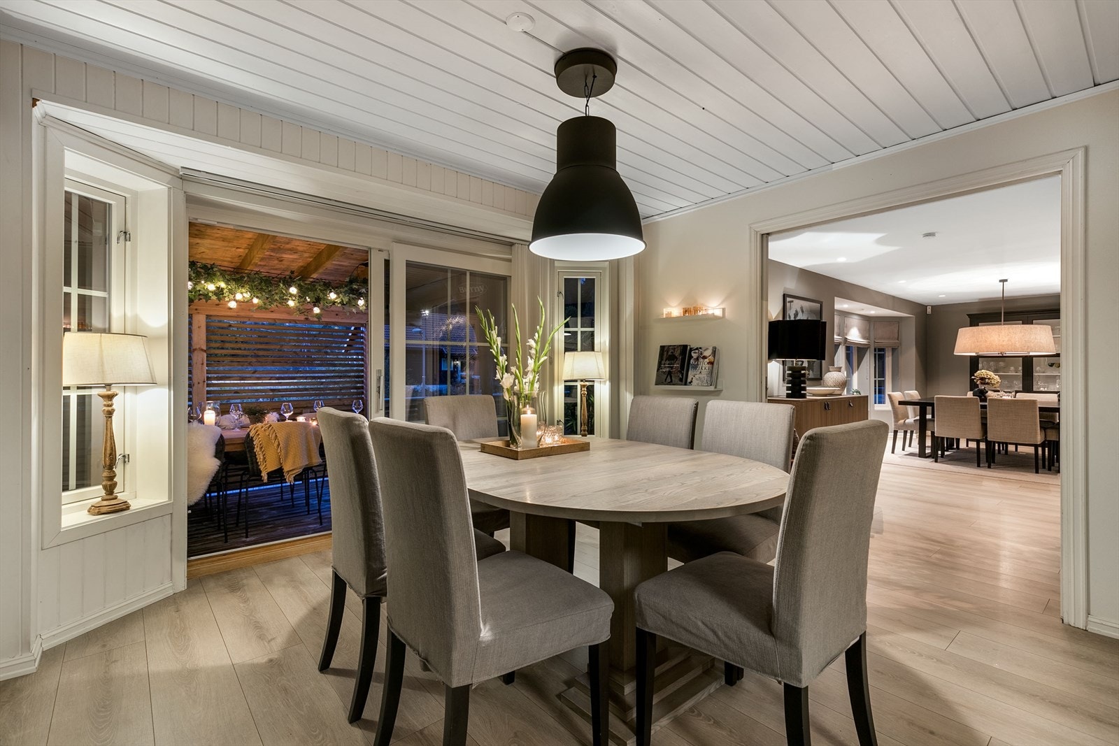 I tillegg til en stor spiseplass har rommet skyvedør ut til en pergola på terrassen. Galleribilde