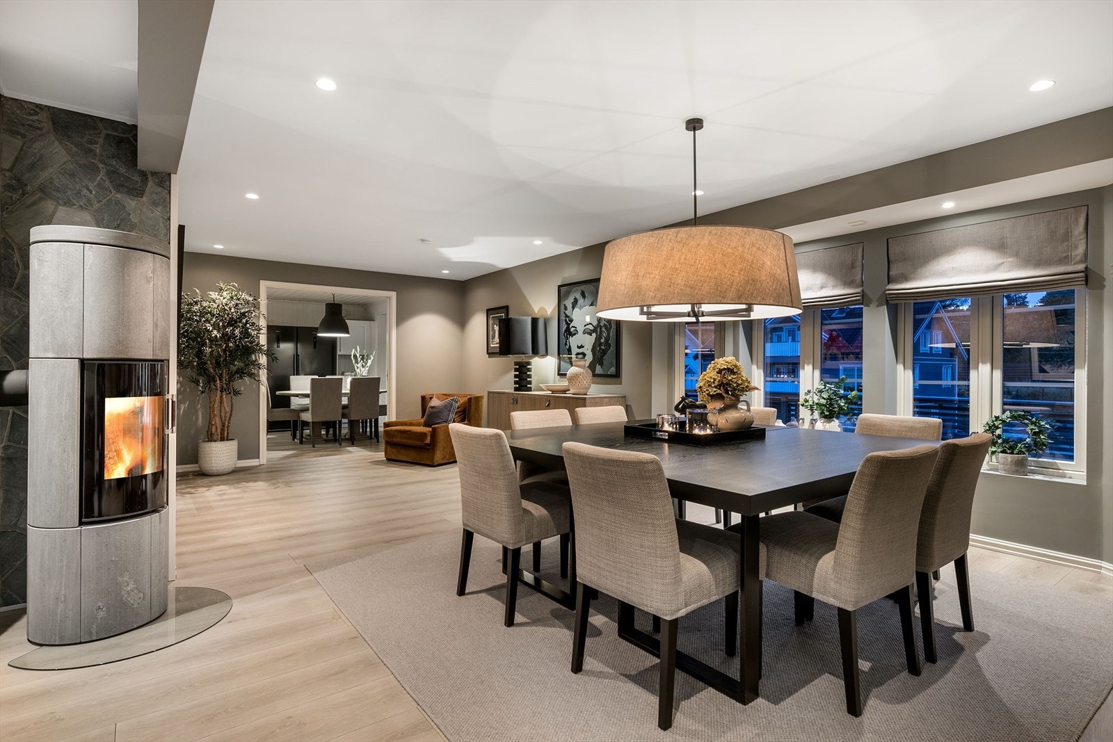 Stuen er et stort og sosialt allrom; et flott samlingssted med fint lysinnslipp fra tre sider og meget god møbleringsfrihet i vinkelløsning. Galleribilde