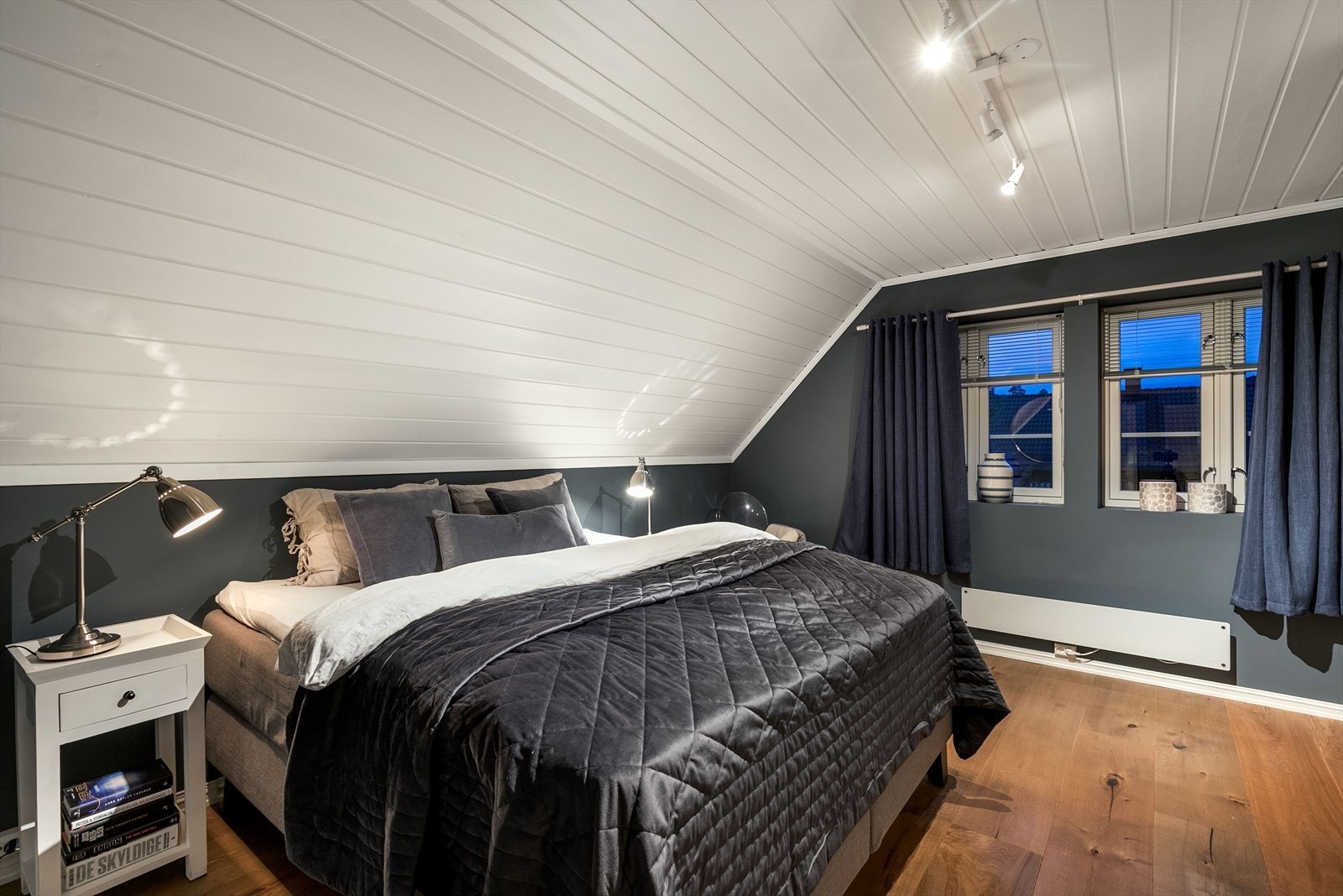 Boligen har to gode soverom i 2. etasje, og i underetasjen finner man to soverom til. Galleribilde