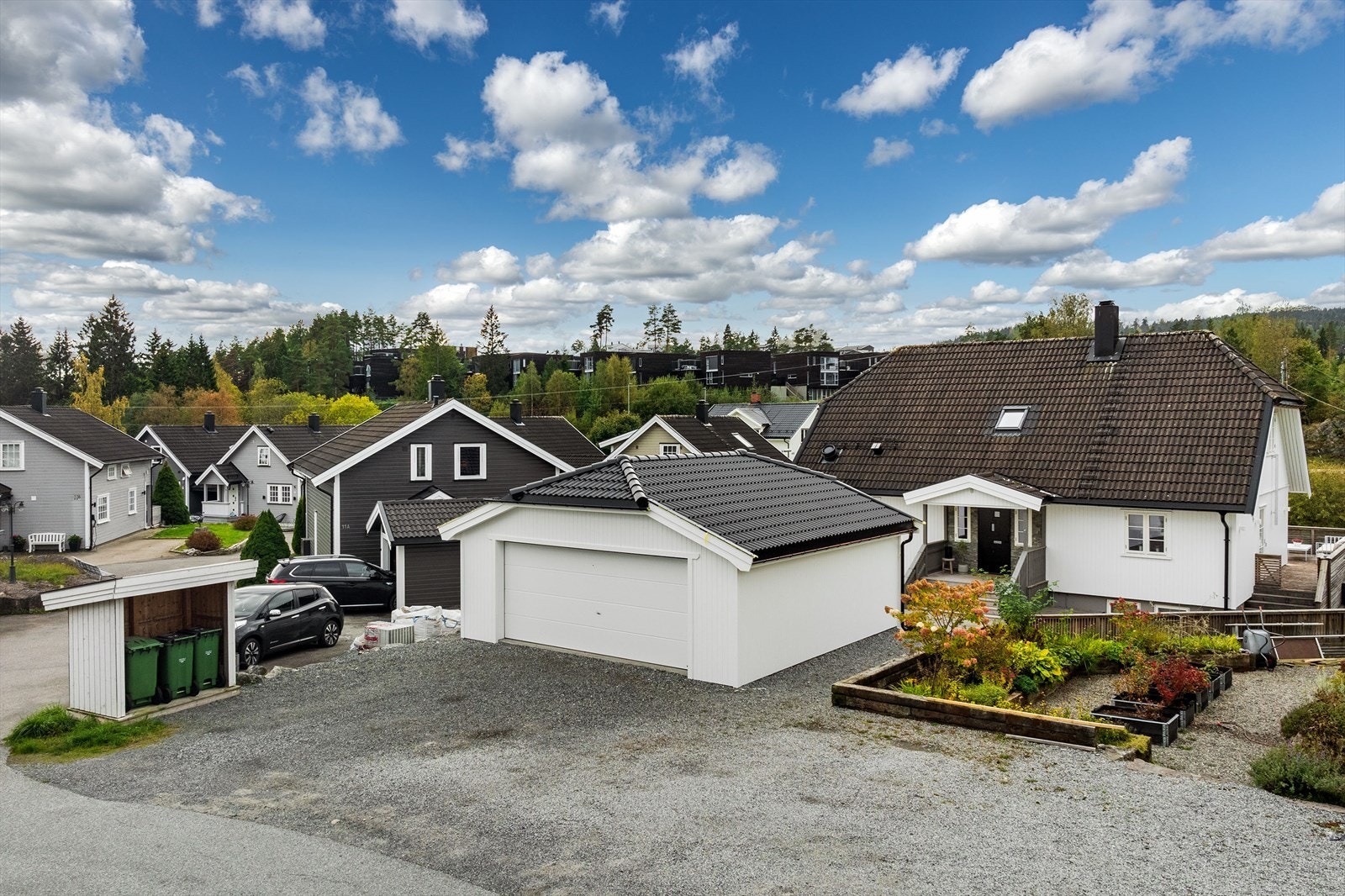 Parkeringen er god; i eller utenfor en stor dobbelgarasje fra 2025. Galleribilde