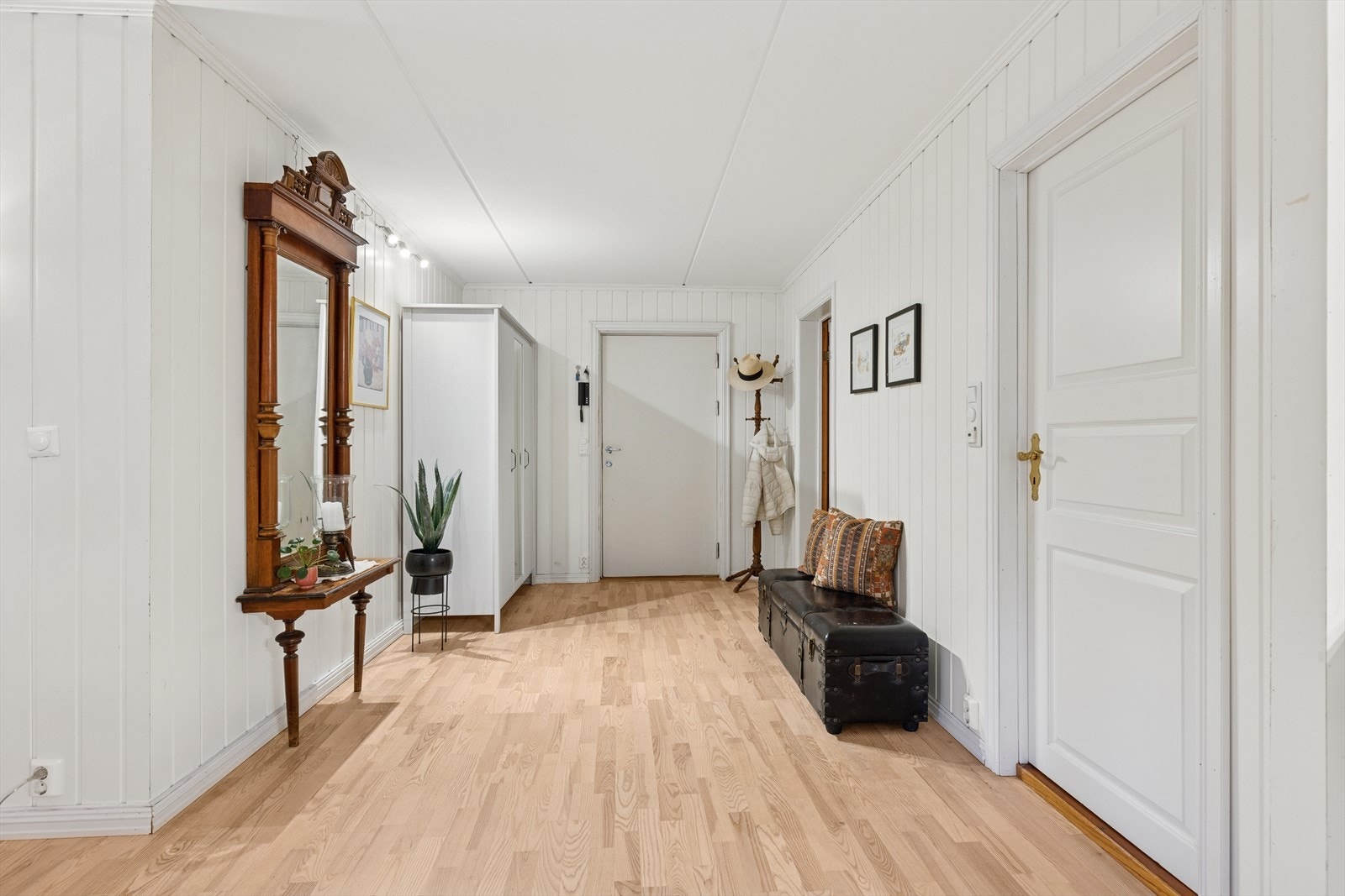 Velkommen inn i en romslig entré med god innredningsmuligheter. Her er det god plass til sko, yttertøy og lignende. Galleribilde
