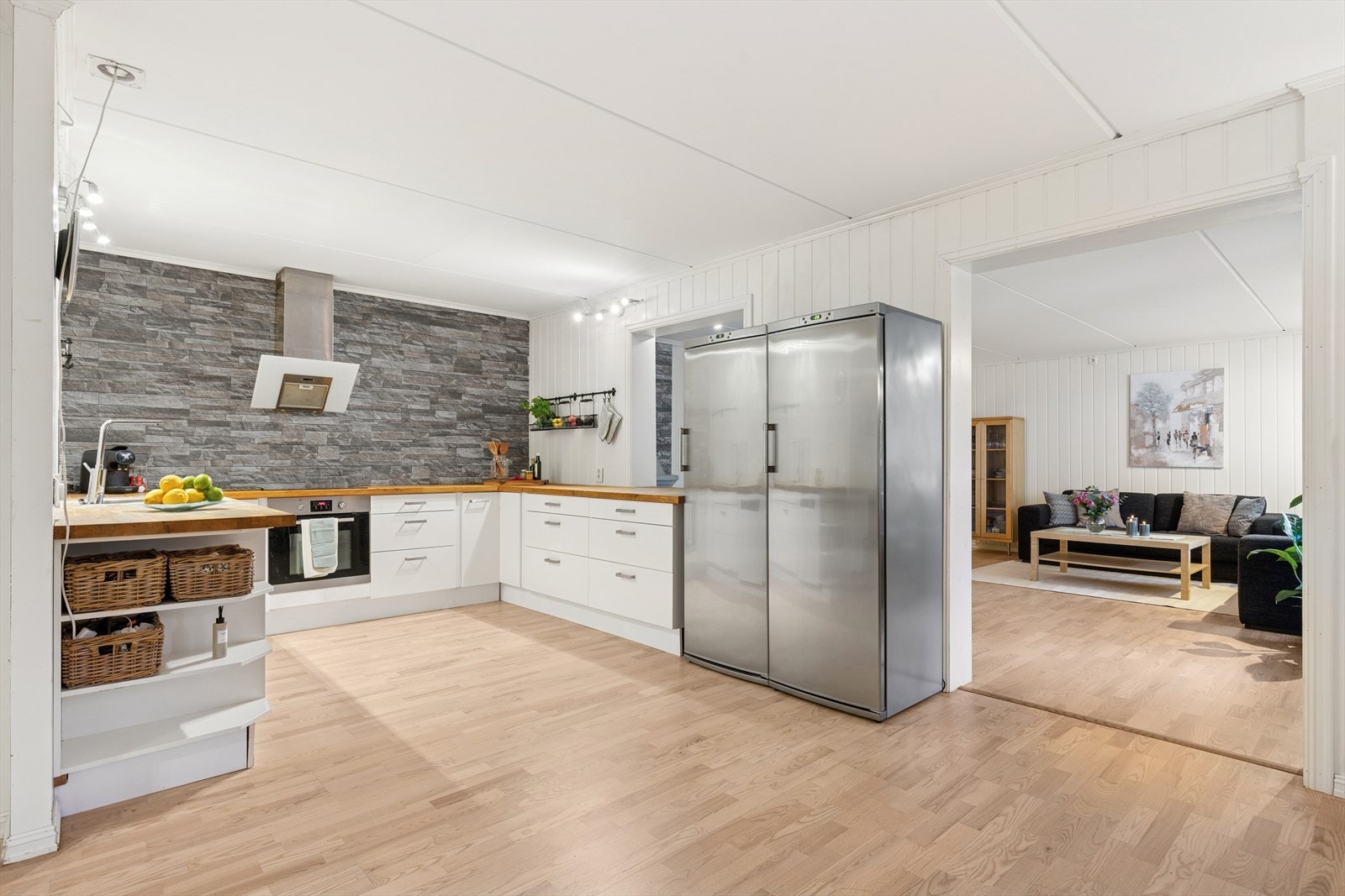 Praktisk kjøkken med halvåpen løsning mot stuen - perfekt for deg som ønsker et lite skille mellom matlaging og oppholdsrom. Galleribilde