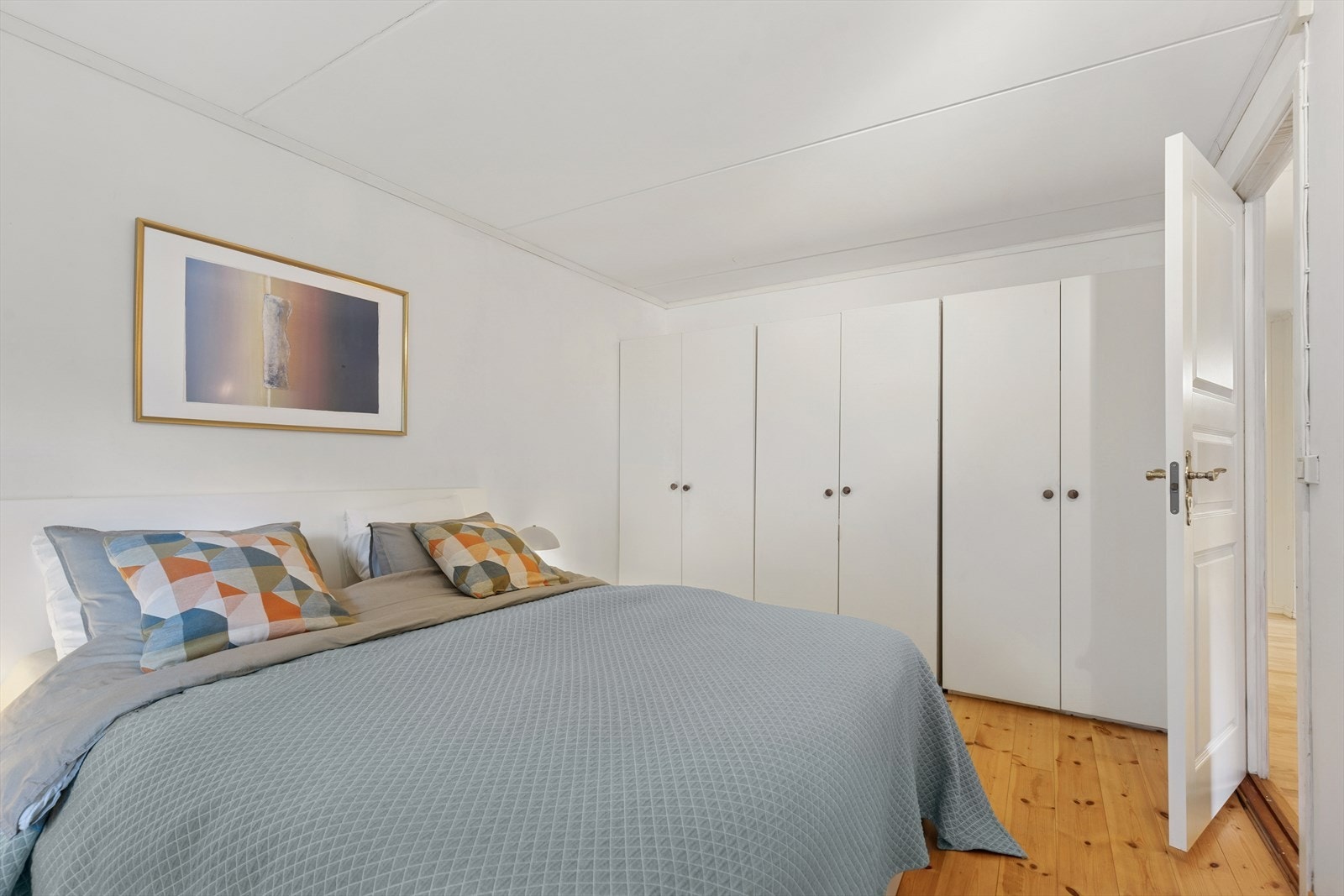 Rommet har god plass til garderobeskap og praktisk oppbevaring. Galleribilde