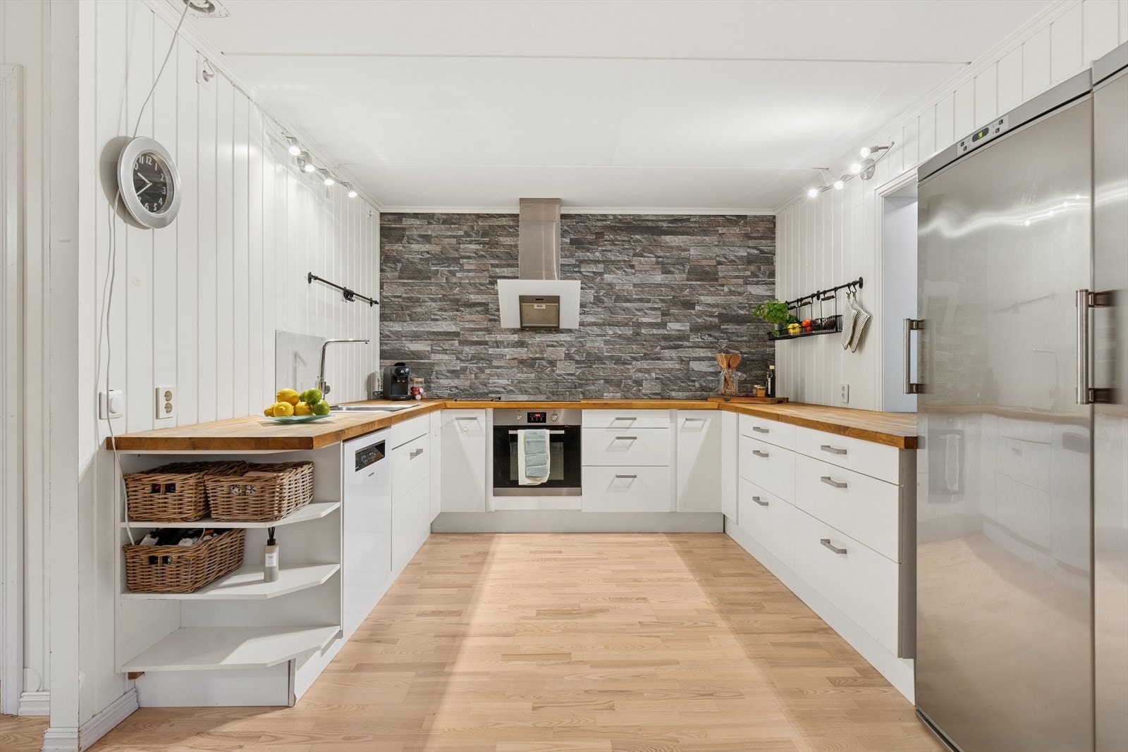 Kjøkken med profilerte fronter, god skapplass og hvitevarer. Galleribilde