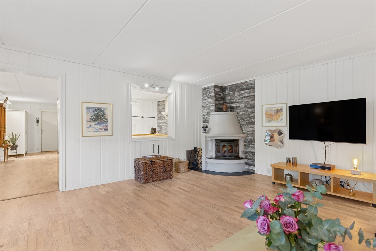 En stue som innbyr til ro og hygge - peisen skaper varme og stemning på kalde dager. Galleribilde