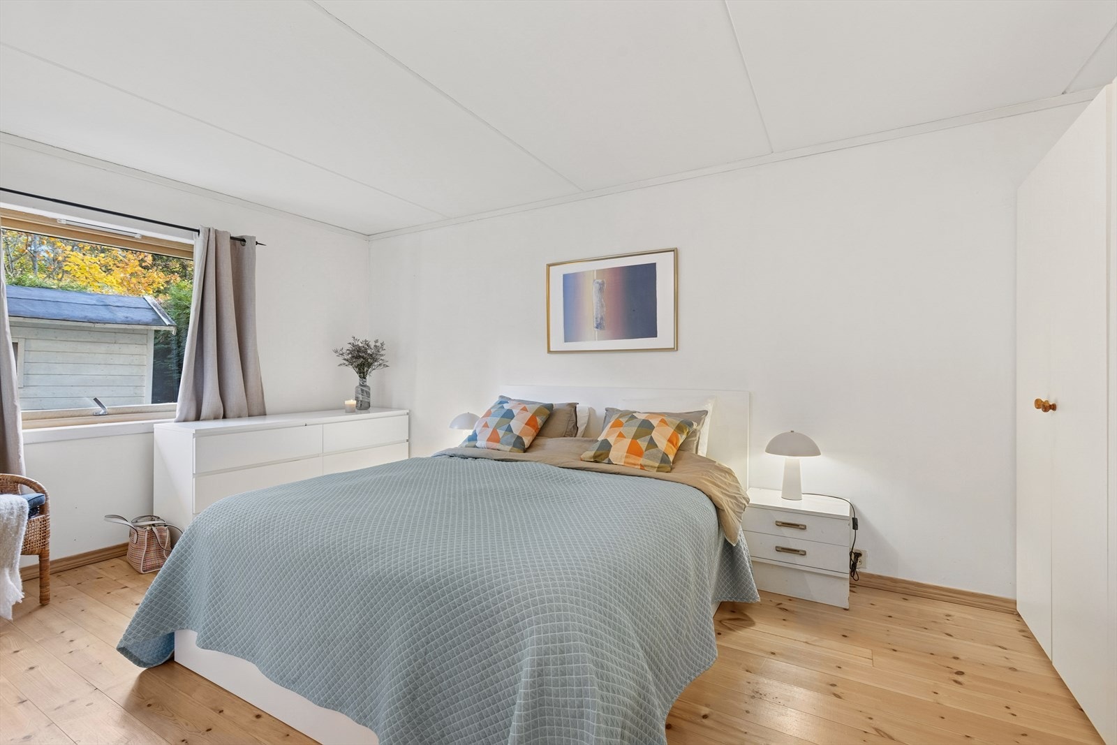 Lyst og behagelig hovedsoverom med plass til dobbeltseng og nattbord. Galleribilde