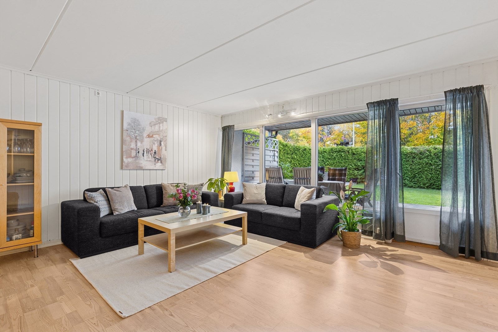 Rommet har god plass til både sofagruppe og bord, og den åpne planløsningen gjør det enkelt å møblere etter behov. Galleribilde