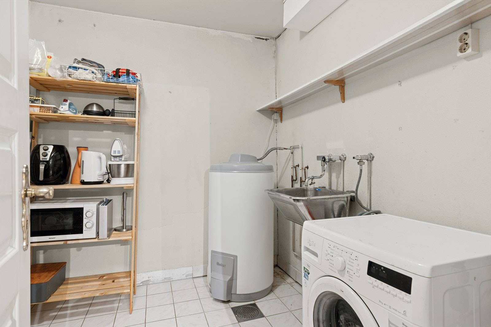 Praktisk, separat vaskerom av god størrelse med vaskemaskin og rikelig plass til oppbevaring. Galleribilde