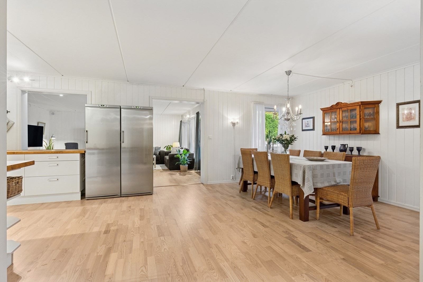 Fra spisestuen er det adkomst til kjøkkenet - en praktisk løsning som gir god flyt mellom rommene. Galleribilde