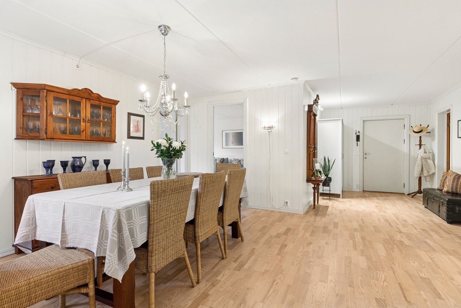 Spisestuen fungerer som et naturlig samlingspunkt for familie og venner. Galleribilde