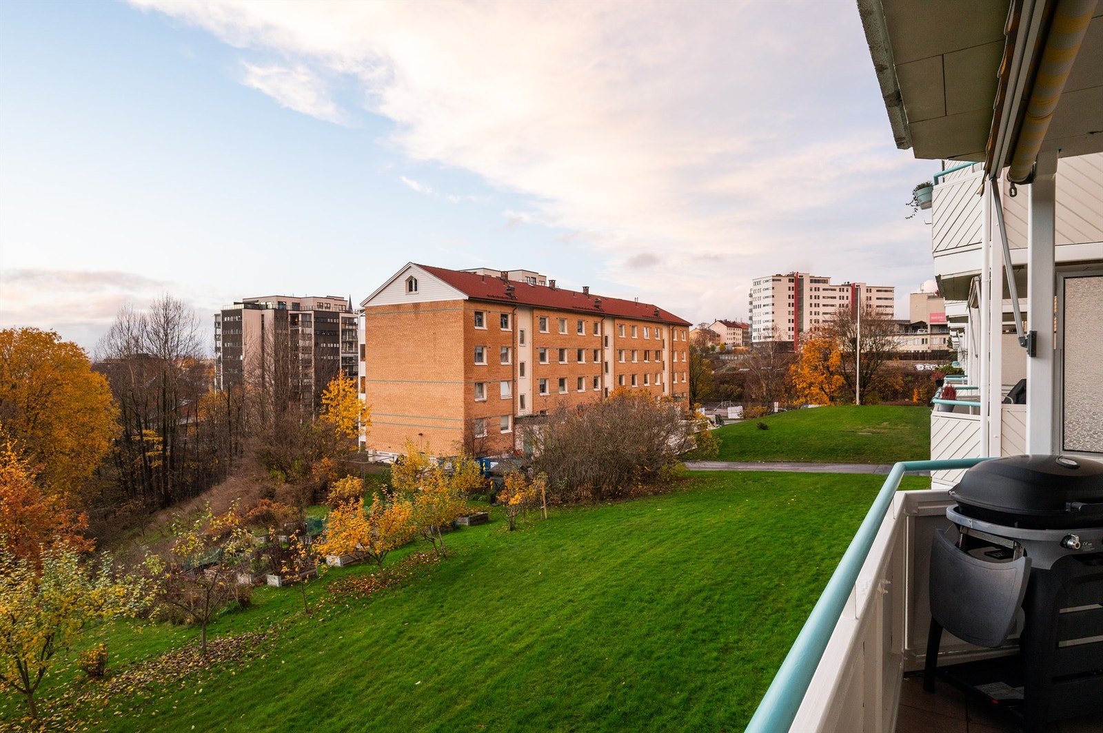 Fra balkongen er det utsikt over borettslagets grønne hageområde. Galleribilde