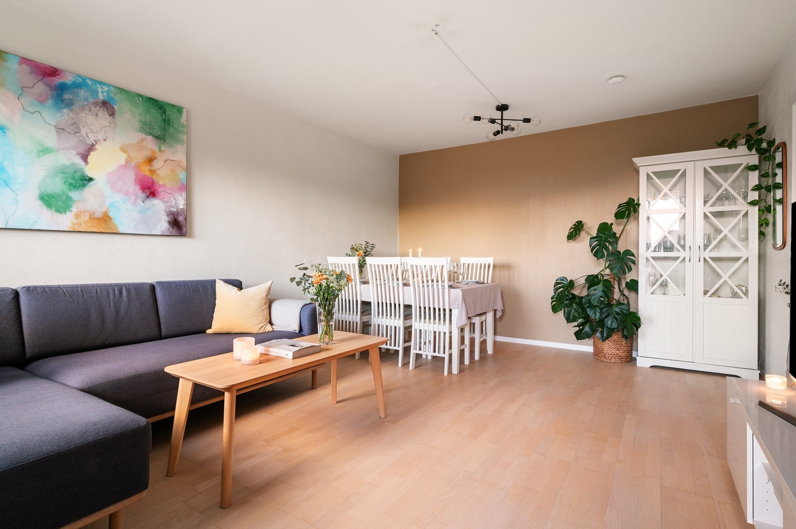 Stuen har en naturlig og fin plass for spisebord med god plass til middagsselskaper. Galleribilde