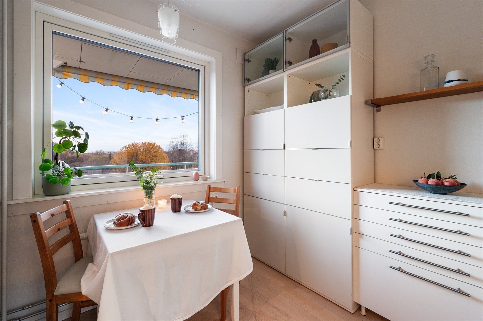 Med god benkeplass kan du diske opp lekre middager til venner og familie. Det er rikelig med oppbevaringsplass i både skuffer og takhøye skap. Galleribilde