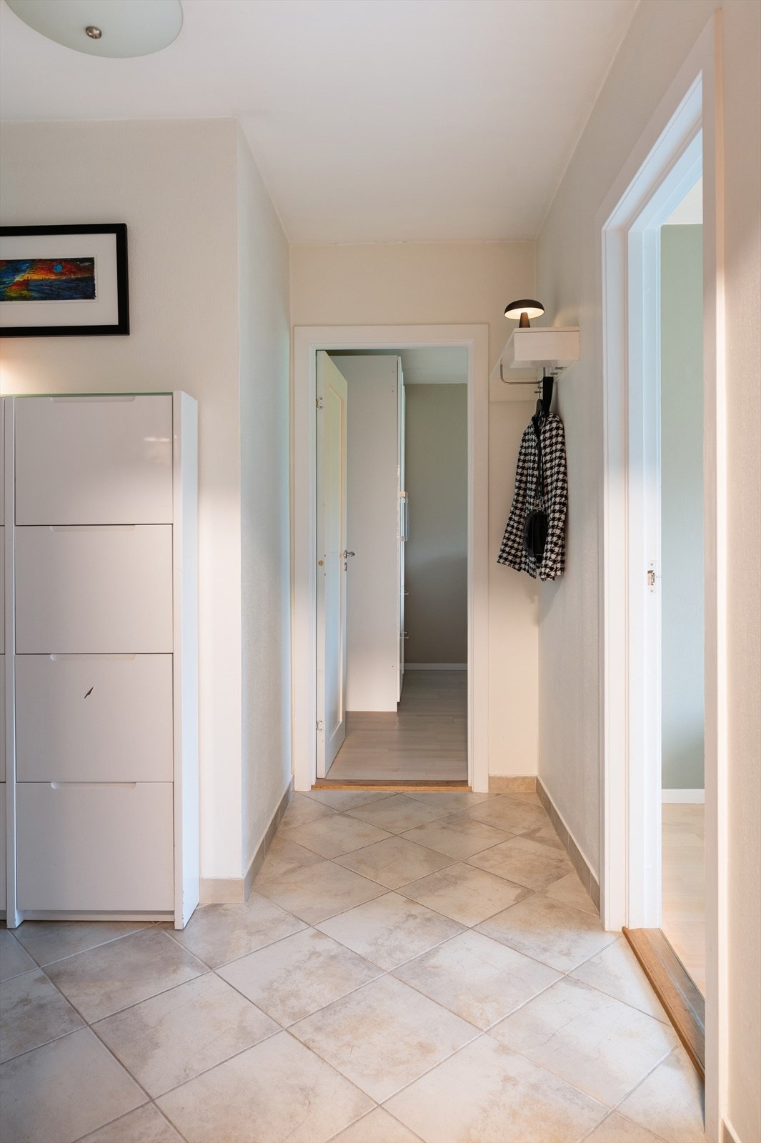 Velkommen inn! Det første som møter deg er en innbydende entré, som gir et godt førsteinntrykk av leiligheten. Galleribilde