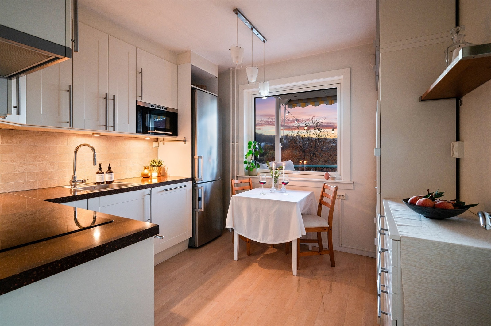 Perfekt sted å nyte frokosten i fredelige omgivelser, eller en enkel matbit på kvelden etter en lang dag. Både kjøkken, soverommene og gang er utstyrt med rikelig oppbevaringsplass, noe som gir en praktisk og funksjonell bolig hvor alt har sin plass. Galleribilde