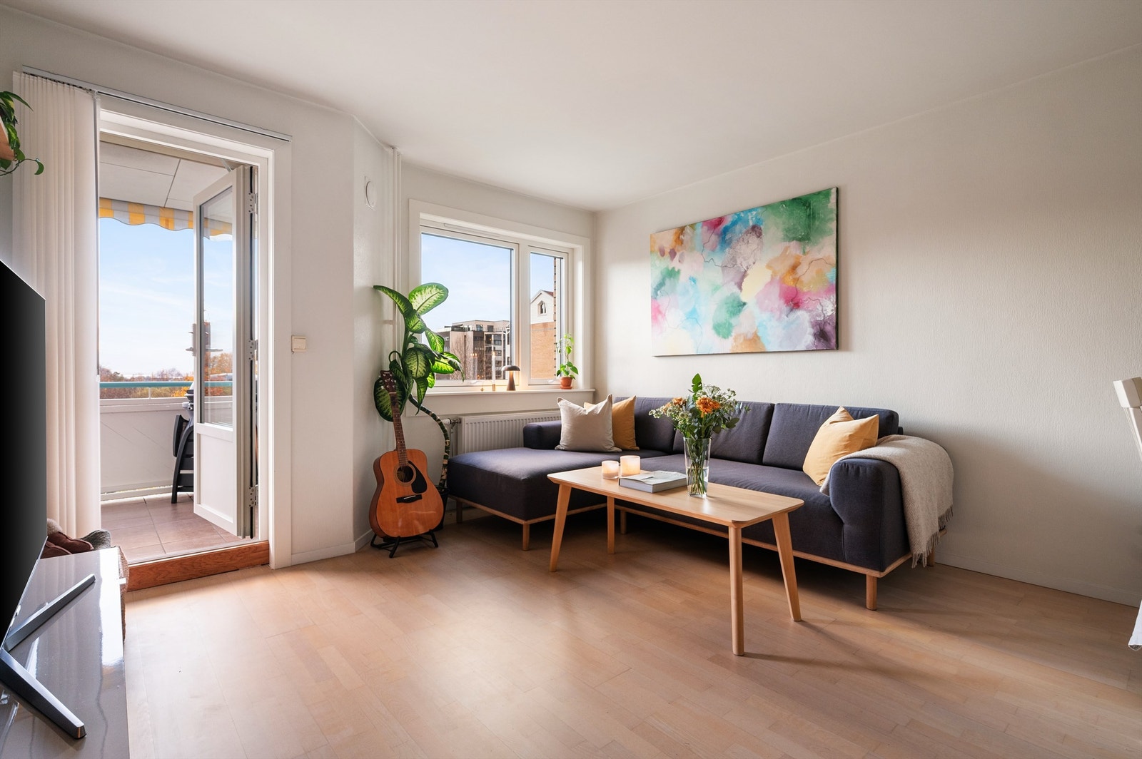 Store vindusflater som slipper inn rikelig med lys kombinert med den gode gjennomgående planløsningen sørger for en lys og luftig atmosfære i hele leiligheten. Galleribilde
