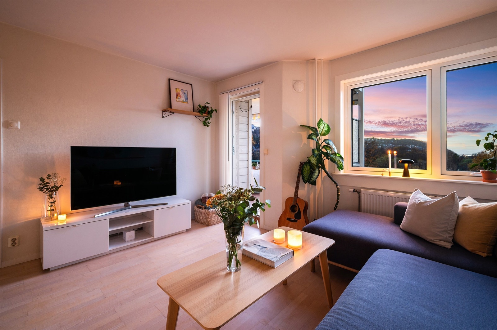 Denne boligen er perfekt for deg som ønsker å bo i denne flotte utsiktsleiligheten med nærhet til det aller meste av det du skulle trenge i hverdagen. Fyring/varmtvann og internett er inkludert. Galleribilde