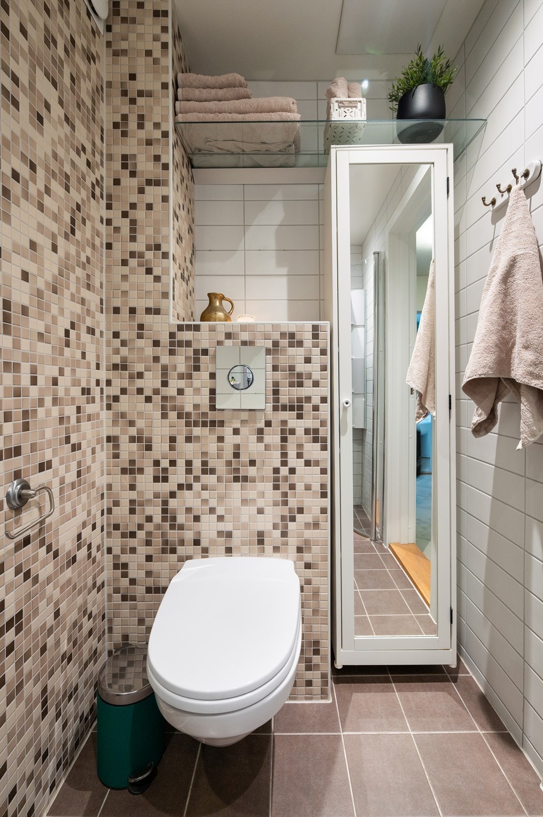 Det er opplegg for vaskemaskin. Badet har også mekanisk avtrekk. Galleribilde