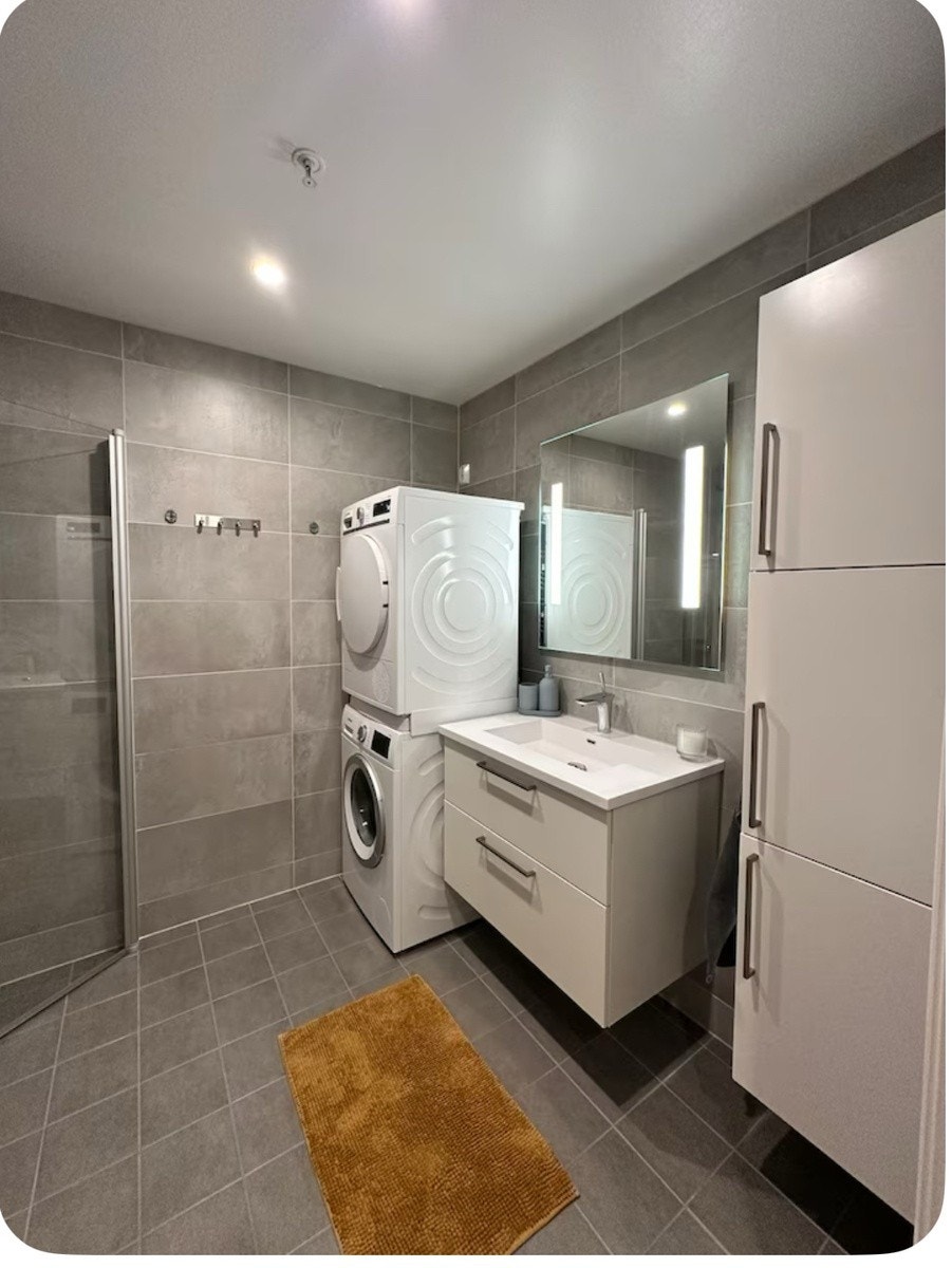 Bad med vaskemaskin og tørketrommel Galleribilde