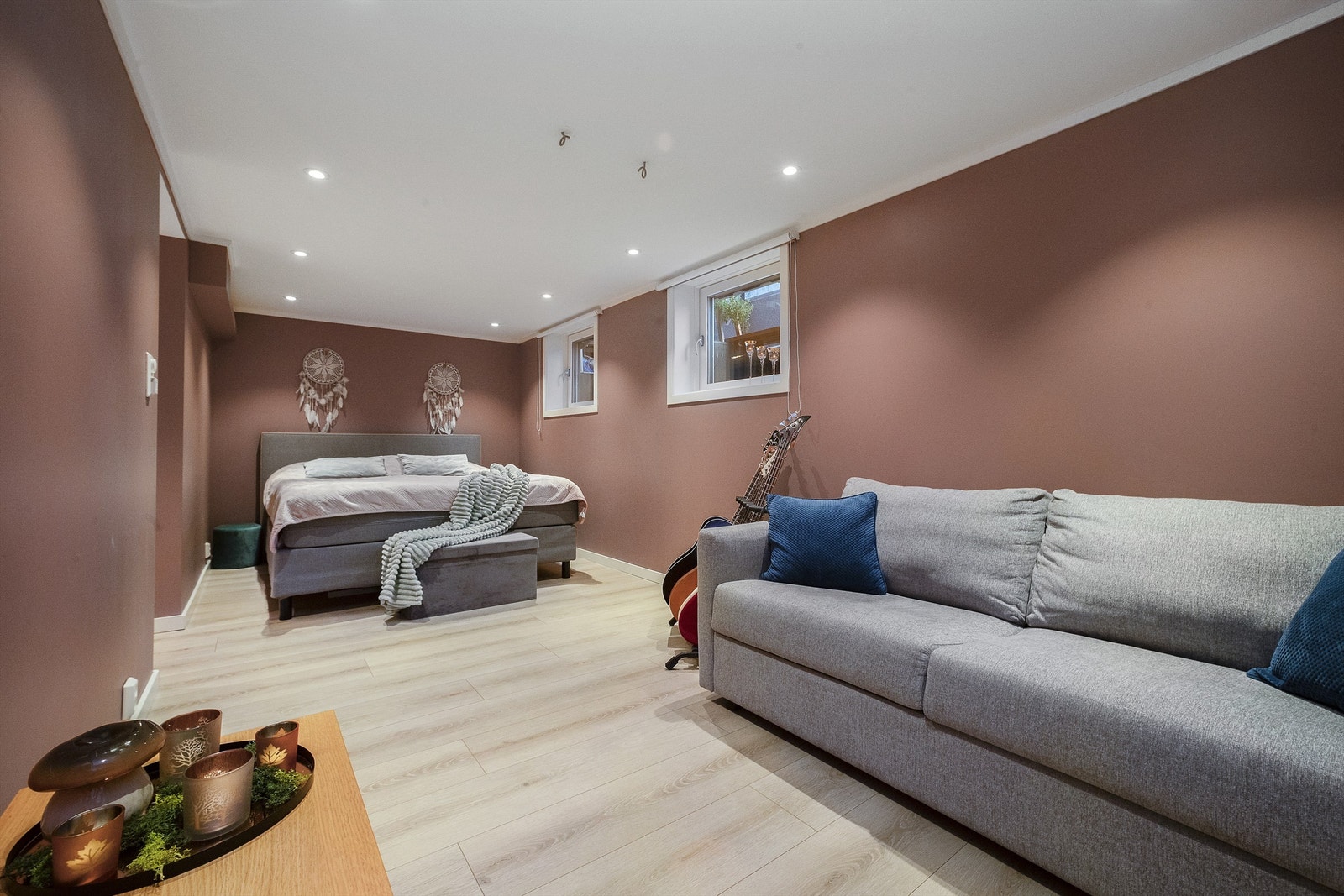 Soverommet i kjelleretasjen kan også brukes som ekstra stue, eller annet fleksibelt rom Galleribilde