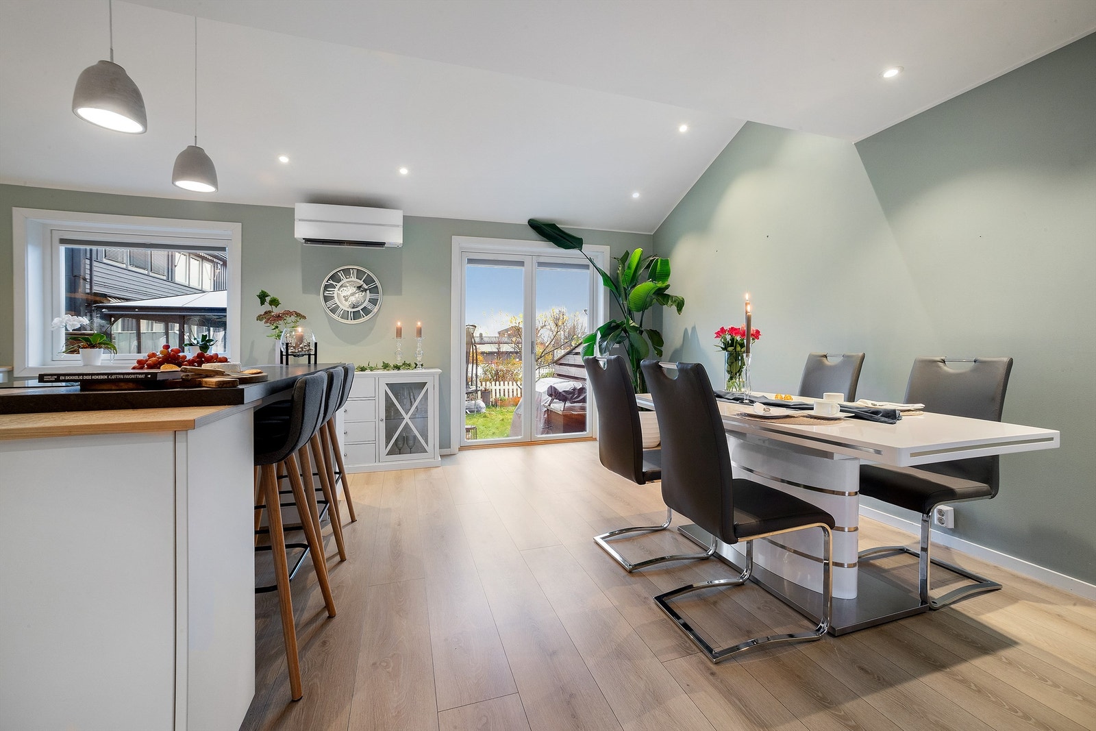 Spisebord og stoler kan plasseres i praktisk tilknytning til kjøkkenet Galleribilde