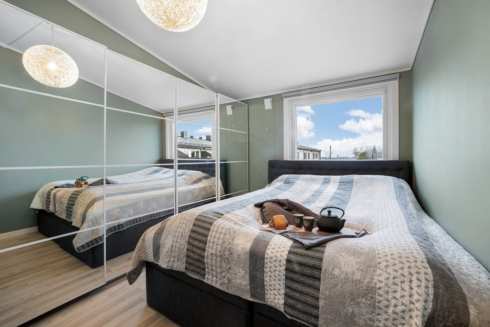 Hovedsoverommet har dobbel skyvedørsgarderobe med speilfronter Galleribilde