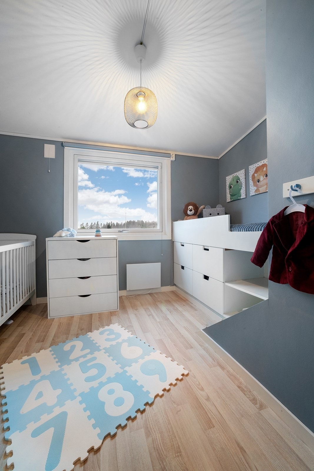 Boligen har tre soverom i 2. etasje Galleribilde